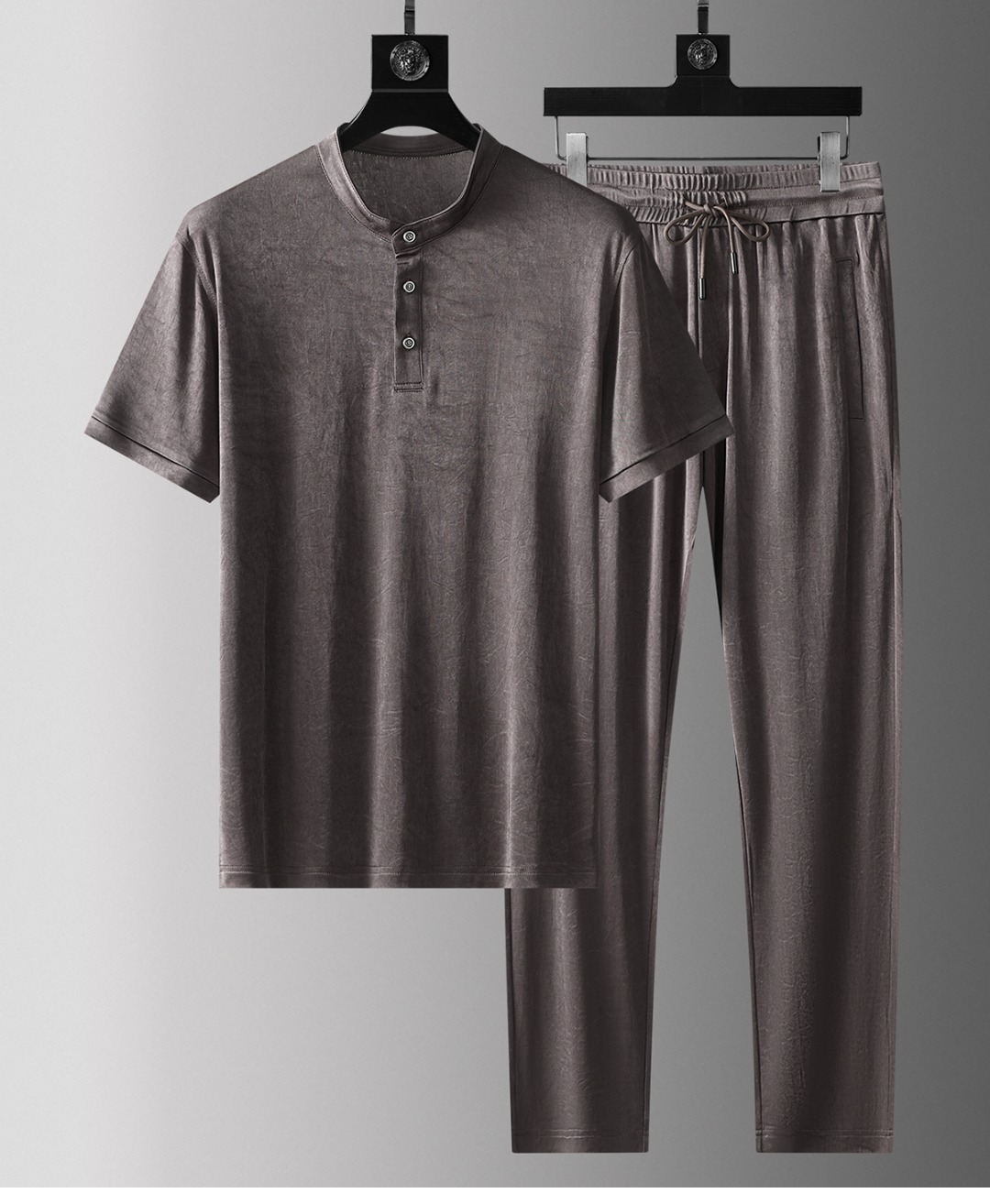 NO:142846,Zeg** Henry Lengtian Silk Cotton Business Short Sleeve Set High-end Fabric!  Exclusive first new product, new experience, three-dimensional tailoring of the counter fabric, delicate and soft, comfortable and breathable, big brand style, luxury and atmospheric, texture only imported from Italy, versatile style, not picky to wear, meticulous workmanship, no pressure to go in and out of the counter, absolutely worth a piece of good product M-4XL,, T-shirt, alexander wang19860909杰*亚 (Zeg**) 亨利领天丝棉商务短袖套装 高端面料！独家首发新品 全新体验 专柜面料立体剪裁 手感细腻柔软 上身舒适透气 大牌风范 奢华大气 进口意大利定制才有的质感 百搭款式 穿着不挑人 ,做工精细一丝不苟 ,出入专柜无压力 绝对值得人手一件的好货 M-4XL,,T-shirt,alexander wang,Men's clothing