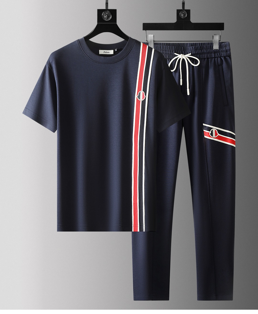 NO:131002,Meng*kou Mo*ler 2025ss summer new product, casual short-sleeved suit, channel special supply, high-end goods, official website counter synchronization to create a handsome handsome man, full of European short-sleeved suit, sports casual, daily elasticity, slightly stretched elasticity, stretched and elasticity, unrestrained, draping smoothly!  Whether it is for exercise or daily leisure and entertainment, it is very suitable. M-4XL, T-shirt, alexander wang19860909蒙*口 Mo**ler 2025ss夏季新品 休闲短袖套装 渠道特供 高端货 官网柜台同步 打造帅气型男 欧范十足 短袖套装 运动 休闲 日常 弹力微弹,拉伸有度的弹力,穿着无束缚感,垂坠顺滑！无论是用来运动锻炼 还是日常的休闲娱乐 都是非常适合的 M-4XL,,T-shirt,alexander wang,Men's clothing