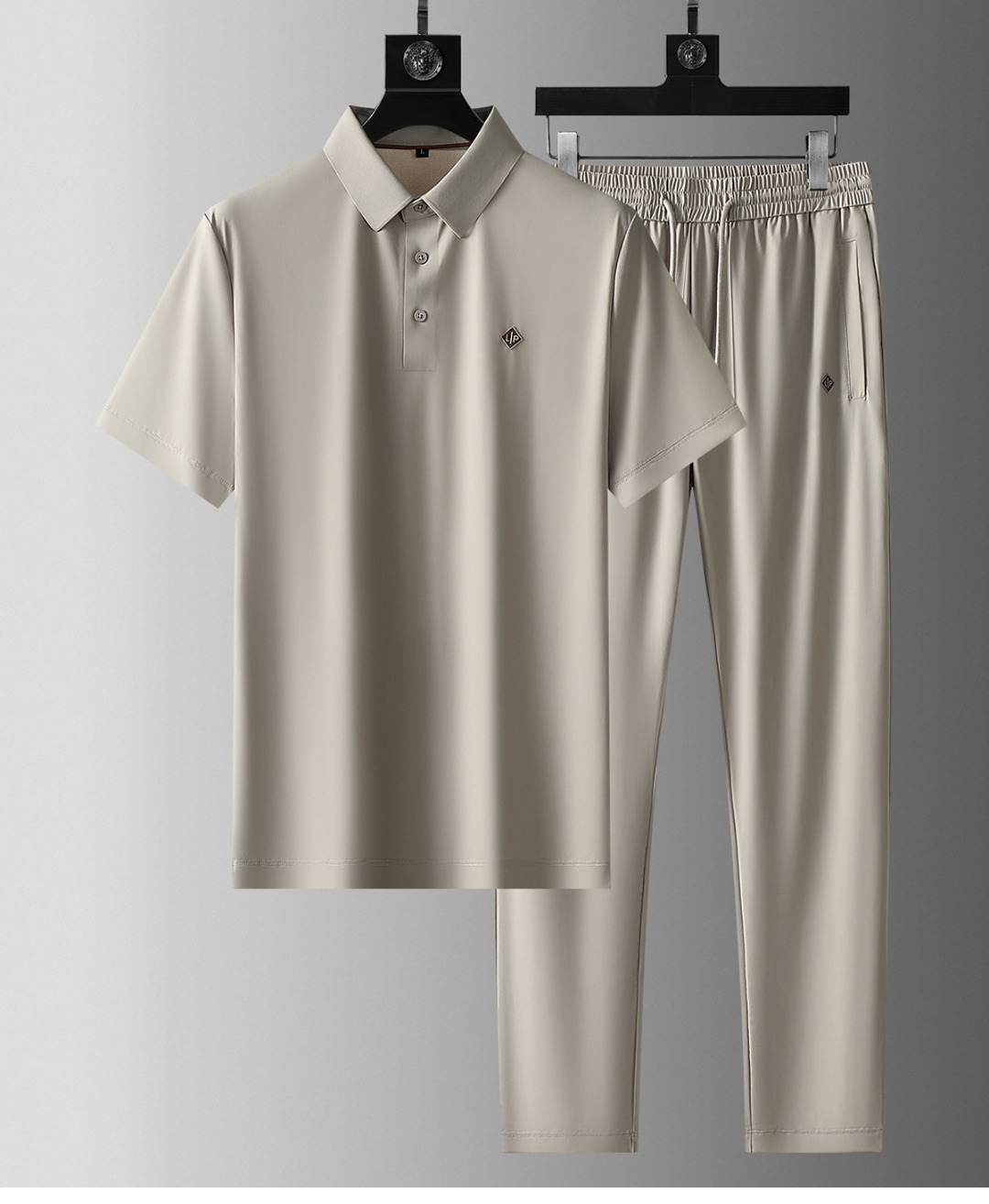 NO:142826,LP 1975ss fashion and casual new set, strong product output, seamless pressure adhesive bonding process, cool ice silk lapel short-sleeved elastic casual business set, heavy process pressure adhesive set, refreshing and neat, let you have a full sense of vitality and fashion, silky, breathable, very comfortable, handsome upper body effect, and very capable, M-4XL,,loro piano, T-shirt,alexander wang19860909LP 1975ss时尚休闲新款套装 强品输出 无缝压胶粘合工艺 凉感冰丝翻领短袖弹力休闲商务套装 重工艺压胶套装 清爽、利落感 让你活力时尚感十足范 丝滑 透气 非常舒适 上身效果很帅气 也很干练 M-4XL,,loro piana,T-shirt,alexander wang,Men's clothing