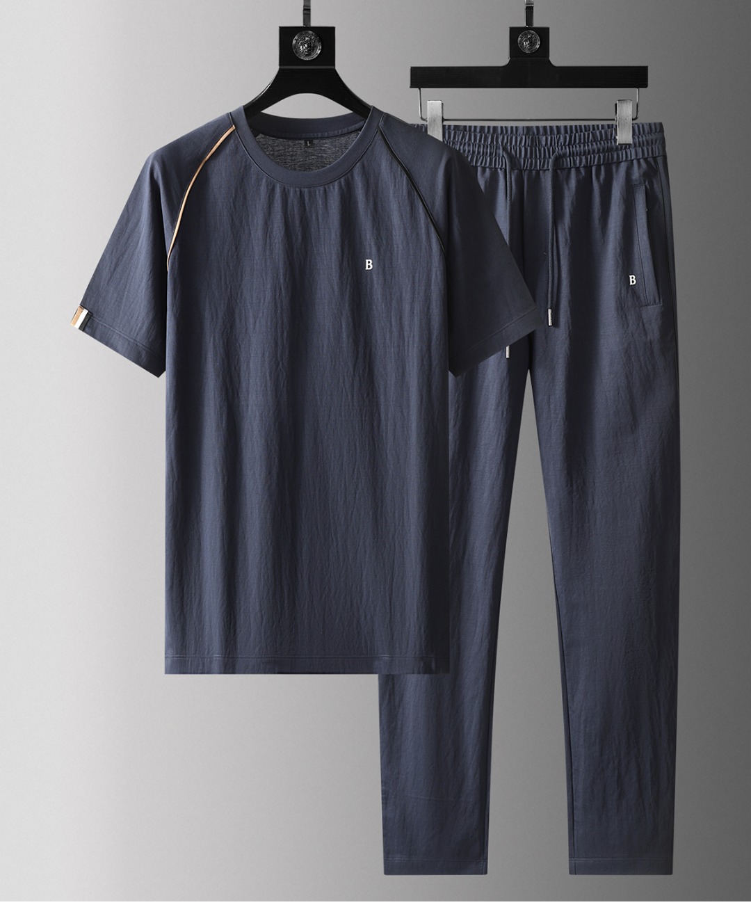 NO:142842,Blu*ti is released on the official website at the same time. Men's short-sleeved casual suits. Tensile cotton high-end fabric!  Exclusive first new product, new experience, three-dimensional tailoring of the counter fabric, delicate and soft, comfortable and breathable, big brand style, luxury and atmospheric, texture only imported from Italy, versatile style, not picky to wear, meticulous workmanship, no pressure to go in and out of the counter, absolutely worth a piece of good product M-4XL,, T-shirt, alexander wang19860909布鲁*提 同步官网发售 男士短袖休闲套装 天丝棉高端面料！独家首发新品 全新体验 专柜面料立体剪裁 手感细腻柔软 上身舒适透气 大牌风范 奢华大气 进口意大利定制才有的质感 百搭款式 穿着不挑人 ,做工精细一丝不苟 ,出入专柜无压力 绝对值得人手一件的好货 M-4XL,,T-shirt,alexander wang,Men's clothing