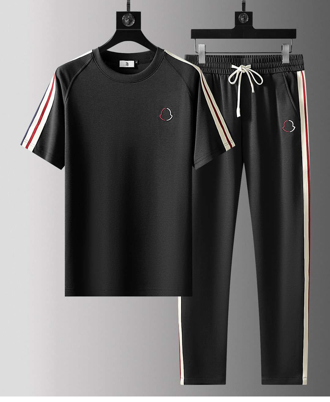 NO:142901,Meng*kou Mo*ler 2025ss summer new product, casual hooded short-sleeved suit, channel special supply, high-end goods official website counter synchronization to create a handsome handsome man, full of European short-sleeved suit, sports casual, daily elasticity, slightly stretched elasticity, unrestrained, draping smoothly!  Whether it is for exercise or daily leisure and entertainment, it is very suitable. M-4XL, T-shirt,hats,alexander wang19860909蒙*口 Mo**ler 2025ss夏季新品 休闲连帽短袖套装 渠道特供 高端货官网柜台同步 打造帅气型男 欧范十足 短袖套装 运动 休闲 日常 弹力微弹,拉伸有度的弹力,穿着无束缚感,垂坠顺滑！无论是用来运动锻炼 还是日常的休闲娱乐 都是非常适合的 M-4XL,,T-shirt,hats,alexander wang,Men's clothing