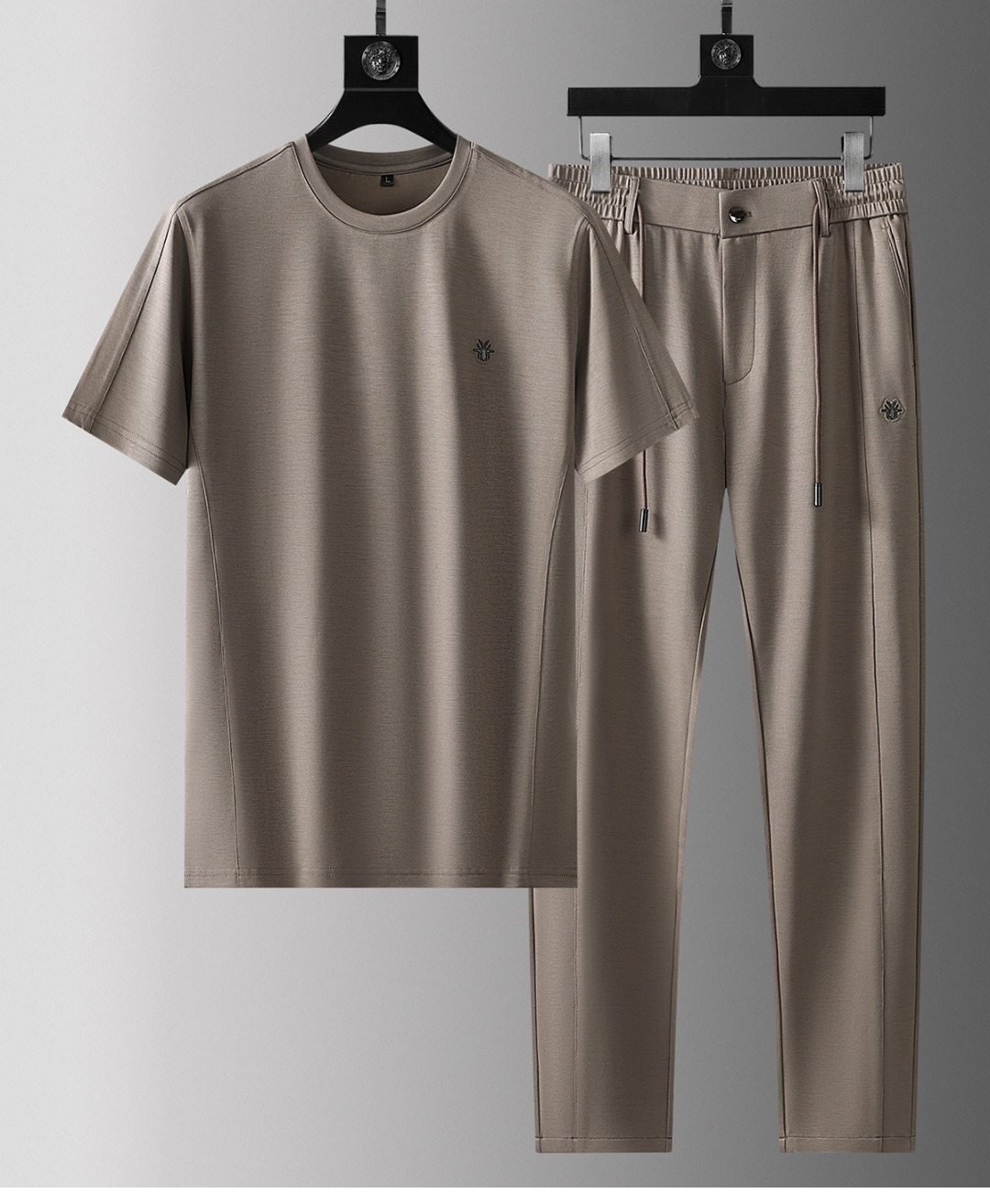 NO:142905,The new DIR*2025 set uses exclusive imported customized fabrics for customer supply. The surface of the fabric is very textured and obvious. The upper body is breathable, light and comfortable. The details show the design characteristics and exquisite craftsmanship. The overall details are wonderful!  The overall style is fashionable, simple and elegant.M-4XL, alexander wang19860909DIR*2025新款套装采用客供独家进口定制面料,面料表面非常有质感显而易见,上身透气轻薄十分舒适,细节处彰显设计特色与精湛工艺,整体细节美妙绝伦！整体款式时尚简洁大方.M-4XL,,alexander wang,Men's clothing