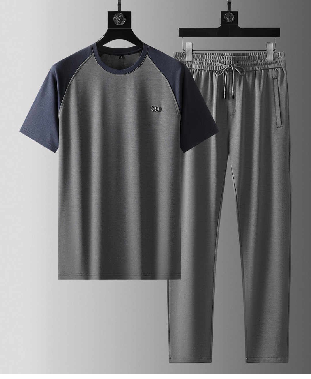 NO:142912,The new DIR*2025 set uses exclusive imported customized fabrics for customer supply. The surface of the fabric is very textured and obvious. The upper body is breathable, light and comfortable. The details show the design characteristics and exquisite craftsmanship. The overall details are wonderful!  The overall style is fashionable, simple and elegant.M-4XL, alexander wang19860909DIR*2025新款套装采用客供独家进口定制面料,面料表面非常有质感显而易见,上身透气轻薄十分舒适,细节处彰显设计特色与精湛工艺,采用撞色处理 整体细节美妙绝伦！整体款式时尚简洁大方.M-4XL,,alexander wang,Men's clothing