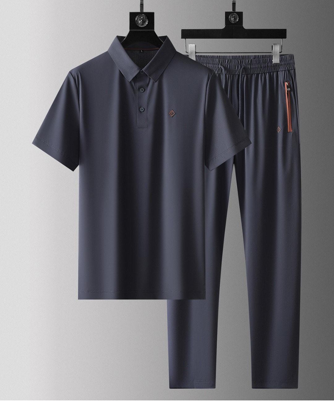 NO:142930,LP 1975ss fashion and casual new set, strong product output, seamless pressure adhesive bonding process, cool ice silk lapel short-sleeved elastic casual business set, heavy process pressure adhesive set, refreshing and neat, let you have a full sense of vitality and fashion, silky, breathable, very comfortable, handsome upper body effect, and very capable, M-4XL,,loro piano, T-shirt,alexander wang19860909LP 1975ss时尚休闲新款套装 强品输出 无缝压胶粘合工艺 凉感冰丝翻领短袖弹力休闲商务套装 重工艺压胶套装 清爽、利落感 让你活力时尚感十足范 丝滑 透气 非常舒适 上身效果很帅气 也很干练 M-4XL,,loro piana,T-shirt,alexander wang,Men's clothing