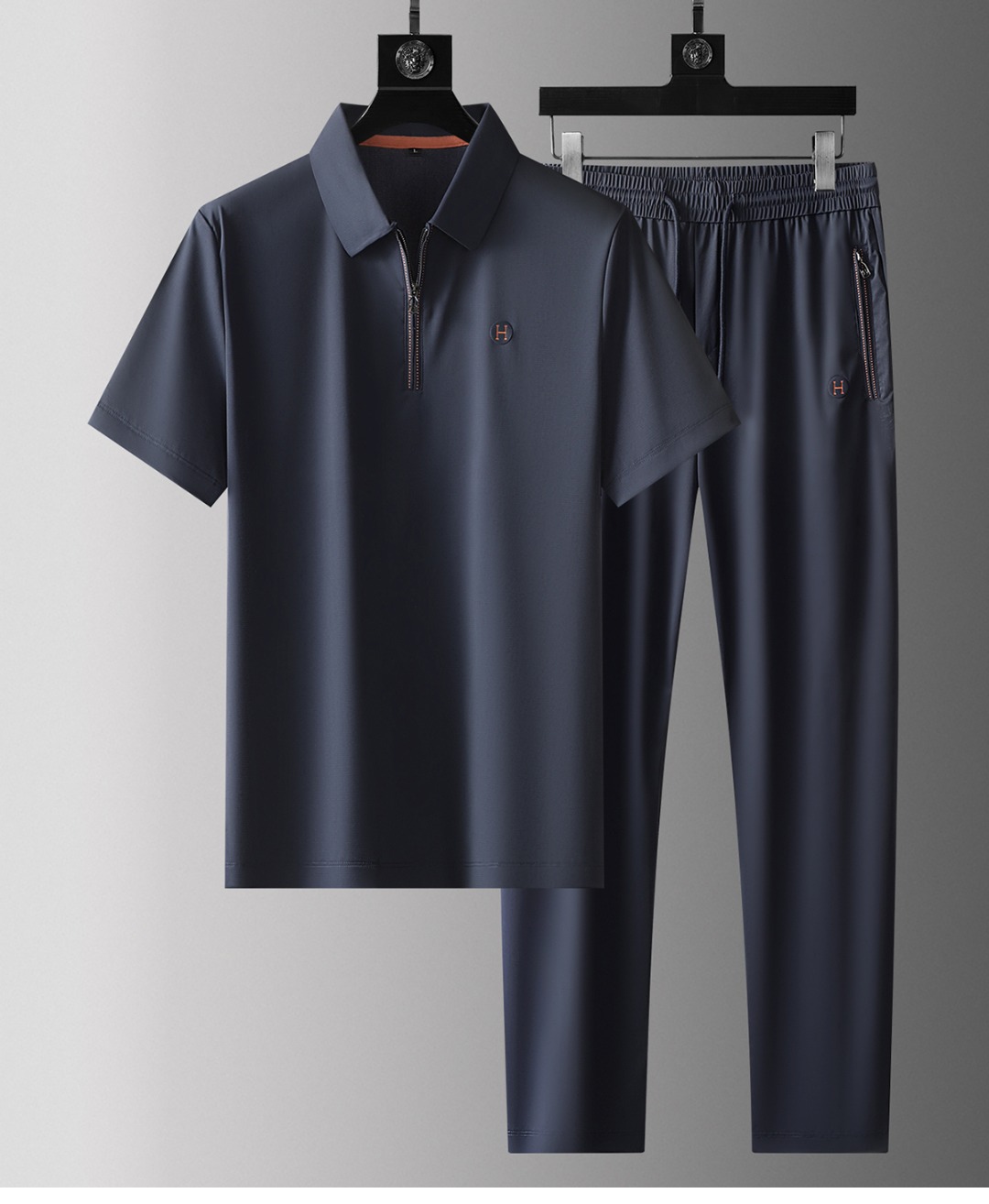 NO:142940,Herm**'s heavy recommendations, men's lapel Polo shirt short-sleeved suit, sold simultaneously at the counter, simple, fashionable and versatile, high-end quality, chest brand logo, high-temperature burnished and embossed concave and convex design, customized imported ice silk fabric, comfortable and cool to wear, breathable, high-grade and very textured, fashionable and casual!  M-4XL, hermes, T-shirt, alexander wang19860909爱*仕（Herm**）重磅推荐 男士翻领Polo衫短袖套装 柜台同步发售 简洁时尚百搭 高端品质 胸前品牌logo高温烧花印压凹凸设计 定制进口冰丝面料 穿着舒适冰凉 透气 档次高很有质感 时尚又休闲！ M-4XL,,hermes,T-shirt,alexander wang,Men's clothing