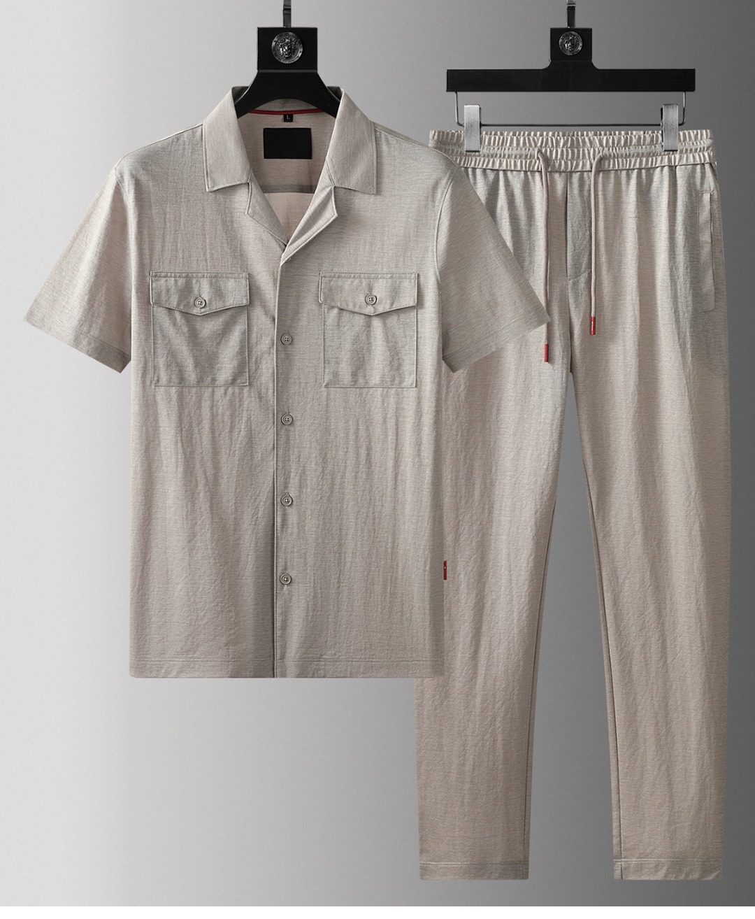 NO:142949,Ki Fat Brother Gospel New Summer Model is available. Classic simple style set, private channels are leaked, foreign trade company orders, domestic first-tier OEM factories, luxurious classic design, urban life, first-class quality!  A simple lapel casual sports suit, handsome and personalized, simple and generous style design, bold and innovative design that breaks through the conventional style, still continues the popular silk-lined blend fabric. It feels tender and smooth, breathable and comfortable. It is visually enough to instantly defeat those mediocre sports suits. Slim fit style, sports and leisure and entertainment are both competent!  Black/card color!  M-4XL, alexander wang19860909Ki 胖哥福音 夏季新款发售.经典简约款套装,私密渠道流出,外贸公司订单,国内一线代工厂出品,奢华经典设计,都市生活,品质一流！简约的一款翻领休闲运动套装 有帅有个性 简洁大方的版型设计,突破常规的大胆创新设计,依然延续了热门的丝麻混纺面料.手感嫩滑 透气,舒服为主 在视觉上已经足以秒杀那些平庸的运动套装 修身版型,运动休闲娱乐,均可胜任！黑色/卡色！ M-4XL,,alexander wang,Men's clothing