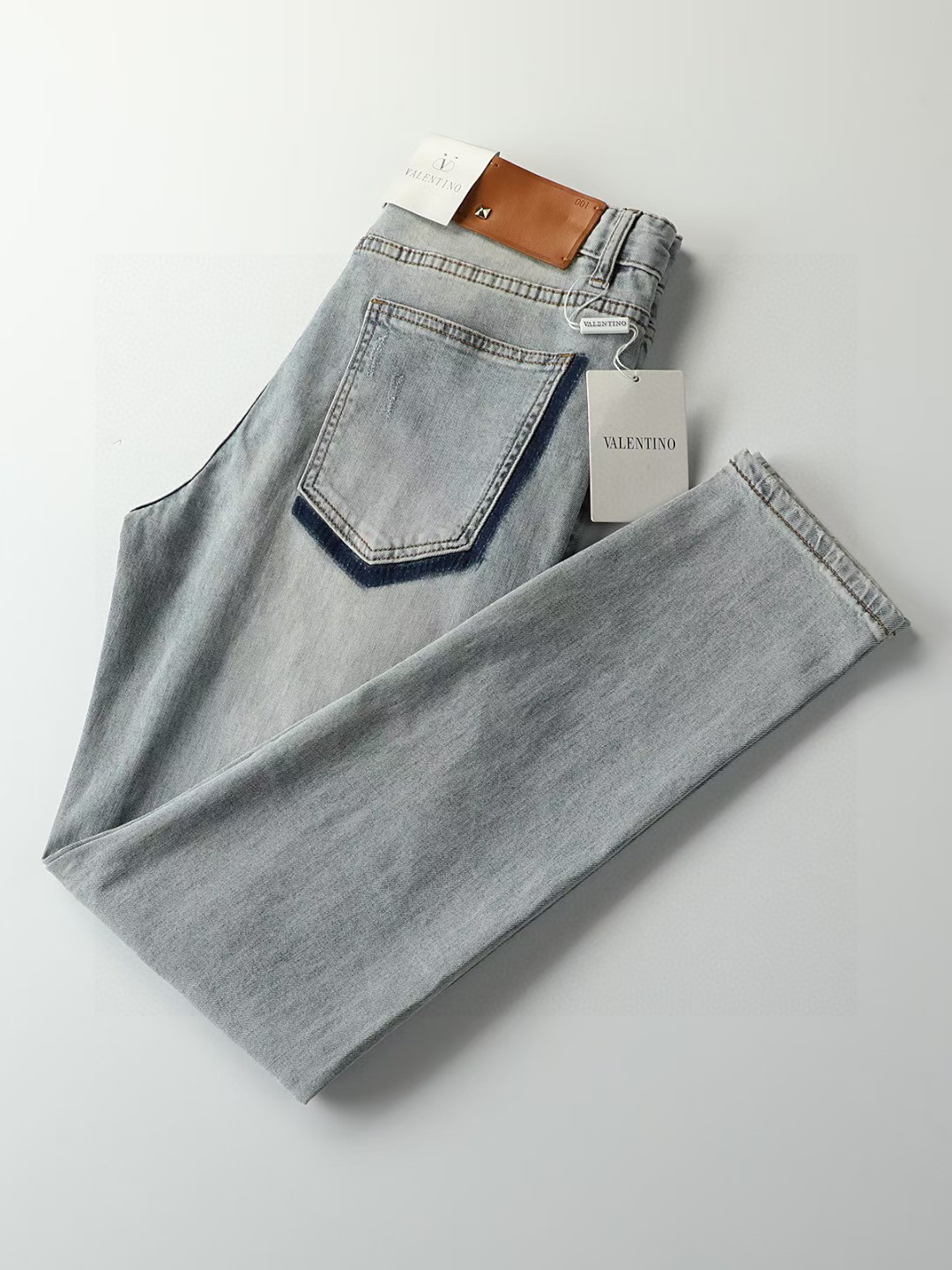 NO:147181,Valen**o is a must-have for all seasons. New jeans, custom imported top-grade fabrics, excellent elasticity, excellent comfort, no sense of restraint on the upper body, super beautiful style, is definitely a rare good product 29-38 (no 35 37), valentino,valentino,jeans,alexander wang19860909华伦*奴(Valen**o) 四季必备款 新款牛仔裤 、定制进口顶级面料、弹力极好,舒适度极佳,上身毫无束缚感,超靓版型,绝对是不可多得的好货 29-38（无35 37）,,valentino,valentino,jeans,alexander wang,Men's clothing