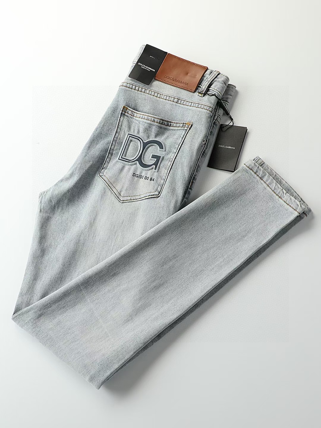 NO:147201,DG 25SS new jeans high-end quality slim tailoring fabric with elasticity design with three-dimensional letter pattern craftsmanship Light color washing water is very cool 29-38 (no 35 37), Dolce & Gabbana, jeans, alexander wang19860909DG 25SS新款牛仔裤 高端品质 修身剪裁 面料带弹力 采用立体字母图案工艺设计 浅色洗水清凉感十足 29-38（无35 37）,,Dolce&Gabbana,jeans,alexander wang,Men's clothing