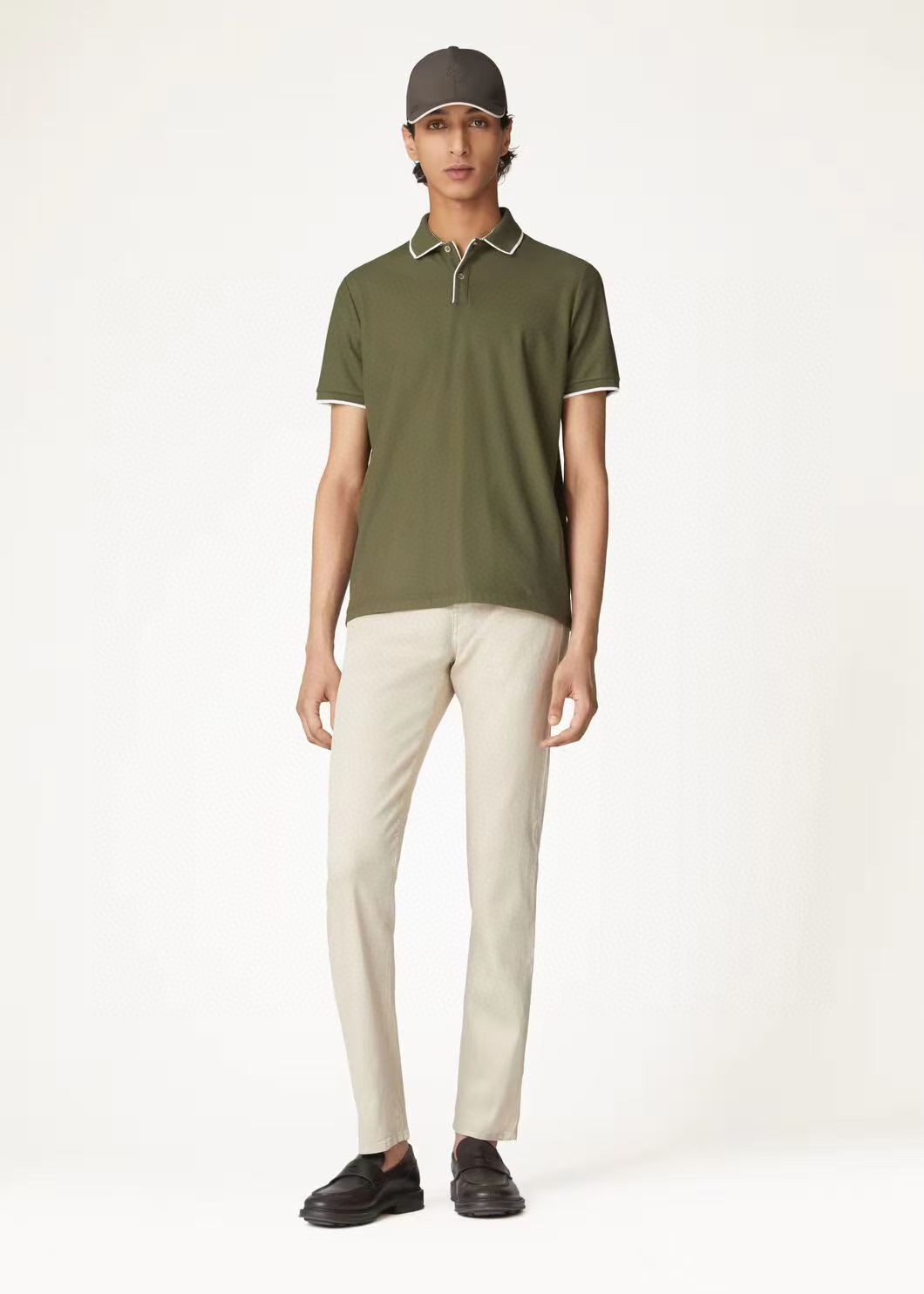 NO:147276,L Spring and summer original single men's fashion casual tannin jeans, Hong Kong foreign business channel goods, high-end Japanese OEM production, heavy platinum-grade products, counter same channel orders, 8K !  Officially announced the style of painting album poster!  Predictable single items, a pair of jeans dominated by fabrics and craftsmanship, abandons the previous style and tone and takes the minimalist route. They are very pure and neat and clean, and the level of control in terms of dressing is not limited. They can be business or casual and fashionable, both solemn and harmonious, and have a full aura!  Customer-supplied high-quality imported denim original color fabric, specially selected Japanese Okayama pure 13oz ounce denim fabric, heavy environmentally friendly plant enzyme washing process, the texture has a light retro color, which is quite beautiful. The fabric is soft and delicate after washing, but has a strong bones and a little elastic, providing an excellent comfort experience, without any damage to the craft elements throughout the body, retaining the purest tannin color!  The details are impeccable, perfectly following the elements of the new season. The latest waist leather mark highlights the brand characteristics. Combined with elegant brand elements, it highlights the quality of the details. It is equipped with the iconic twisted buttons of the season, which adds a lot of visual points. It is fashionable and modern, and is very exquisite. It highlights the brand identity in the details and strongly reflects the overall luxury and high-end feeling!  The color matching is a classic and fashionable high-end counter color, with tough and capable lines, which meets the most popular color for men. It is very pure saturation gray, with perfect style and excellent hip lifting effect. It can easily sweep any top matching in the wardrobe. It has extensive compatibility and is satisfied with various daily outfits. It has a lot of upper body styles and must-have trousers for quality control and denim control!  29-38 (none 35 37), jeans,alexander wang19860909L 春夏原单男士时装休闲丹宁牛仔裤,香港洋行渠道货,高端日本代工出品,重磅白金级臻品,专柜同渠道订单,8K ！官宣画册海报穿搭款！ 可预测性的爆卖单品,以面料和工艺为主导的一款牛仔裤,摒弃了以往的风格与基调,走了极简的路线,非常纯粹且利落干净,穿搭性方面驾驭层次不受局限,即可商务也可休闲时髦,亦庄亦谐,自带满格气场！ 客供高级进口的丹宁原色面料,特选日本冈山纯正13oz 盎司牛仔布料,重磅环保植物酵素水洗工艺,肌理有着淡淡的复古色彩,相当漂亮,面料经过水洗后柔软细腻,但筋骨感极强,且略带弹力,提供了绝佳的舒适体验,通身无任何工艺元素破坏,保留了最纯粹的丹宁本色！ 细节无可挑剔,完美沿袭了新一季的元素,最新的腰部皮标彰显了品牌特质,结合优雅的品牌元素,凸显了细节之品质感,搭载当季标志性扭曲纽扣,视觉方面加分不少,时髦而摩登,非常精湛,于细节之处即彰显了品牌身份又强烈体现出整体的奢华与高级感！ 配色属于经典时尚高级专柜色,硬朗干练的线条,符合男性最为心头好的色调,非常纯粹的饱和度灰,版型剪裁完美,提臀修身效果绝佳,可轻松横扫衣橱任何的上装搭配,兼容性广泛,满足于日常各种穿搭,上身型款十足,于品质控及牛仔迷控者必入型裤装！29-38（无35 37）,,jeans,alexander wang,Men's clothing