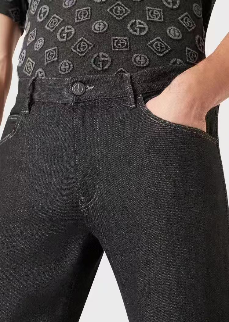 NO:147287,A*ni AR****** high-end Japanese OEM, heavyweight platinum-grade products, counters and same channel orders, 8K !  Officially announced the style of painting album poster!  Predictable single items, a pair of jeans dominated by fabrics and craftsmanship, abandons the previous style and tone and takes the minimalist route. They are very pure and neat and clean, and the level of control in terms of dressing is not limited. They can be business or casual and fashionable, both solemn and harmonious, and have a full aura!  Customer-supplied high-quality imported denim original color fabric, specially selected Japanese Okayama pure 13oz ounce denim fabric, heavy environmentally friendly plant enzyme washing process, the texture has a light retro color, which is quite beautiful. The fabric is soft and delicate after washing, but has a strong bones and a little elastic, providing an excellent comfort experience, without any damage to the craft elements throughout the body, retaining the purest tannin color!  The details are impeccable, perfectly following the elements of the new season. The latest waist leather mark highlights the brand characteristics. Combined with elegant brand elements, it highlights the quality of the details. It is equipped with the iconic twisted buttons of the season, which adds a lot of visual points. It is fashionable and modern, and is very exquisite. It highlights the brand identity in the details and strongly reflects the overall luxury and high-end feeling!  The color matching is a classic and fashionable high-end counter color, with tough and capable lines, which meets the most popular color for men. It is very pure saturation gray, with perfect style and excellent hip lifting effect. It can easily sweep any top matching in the wardrobe. It has extensive compatibility and is satisfied with various daily outfits. It has a lot of upper body styles and must-have trousers for quality control and denim control!  29-38 (none 35 37), jeans,alexander wang19860909阿*尼 AR*****高端日本代工出品,重磅白金级臻品,专柜同渠道订单,8K ！官宣画册海报穿搭款！ 可预测性的爆卖单品,以面料和工艺为主导的一款牛仔裤,摒弃了以往的风格与基调,走了极简的路线,非常纯粹且利落干净,穿搭性方面驾驭层次不受局限,即可商务也可休闲时髦,亦庄亦谐,自带满格气场！ 客供高级进口的丹宁原色面料,特选日本冈山纯正13oz 盎司牛仔布料,重磅环保植物酵素水洗工艺,肌理有着淡淡的复古色彩,相当漂亮,面料经过水洗后柔软细腻,但筋骨感极强,且略带弹力,提供了绝佳的舒适体验,通身无任何工艺元素破坏,保留了最纯粹的丹宁本色！ 细节无可挑剔,完美沿袭了新一季的元素,最新的腰部皮标彰显了品牌特质,结合优雅的品牌元素,凸显了细节之品质感,搭载当季标志性扭曲纽扣,视觉方面加分不少,时髦而摩登,非常精湛,于细节之处即彰显了品牌身份又强烈体现出整体的奢华与高级感！ 配色属于经典时尚高级专柜色,硬朗干练的线条,符合男性最为心头好的色调,非常纯粹的饱和度灰,版型剪裁完美,提臀修身效果绝佳,可轻松横扫衣橱任何的上装搭配,兼容性广泛,满足于日常各种穿搭,上身型款十足,于品质控及牛仔迷控者必入型裤装！29-38（无35 37）,,jeans,alexander wang,Men's clothing