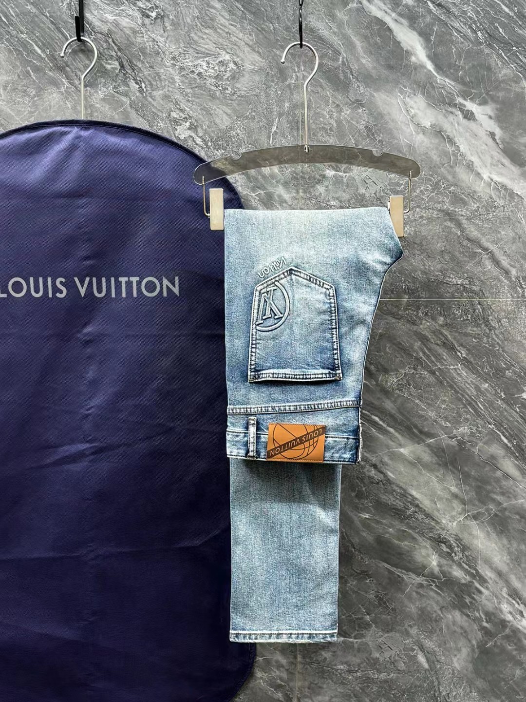 NO:147342,L Donkey Brand 25SS high-end custom jeans yeast washing process Selected heavy tannin denim fabric (pure cotton) comfortable and skin-friendly Back waist embroidery design Original hardware accessories Three-dimensional slim tailoring Perfect details 29-38 (no 35 37),,louis vuitton,jeans,alexander wang19860909L 驴牌 25SS高端订制牛仔裤 酵母水洗工艺 精选重磅丹宁牛仔面料（纯棉）舒适亲肤 后腰刺绣设计 原版五金辅料配饰 立体修身剪裁 完美细节 29-38（无35 37）,,louis vuitton,jeans,alexander wang,Men's clothing