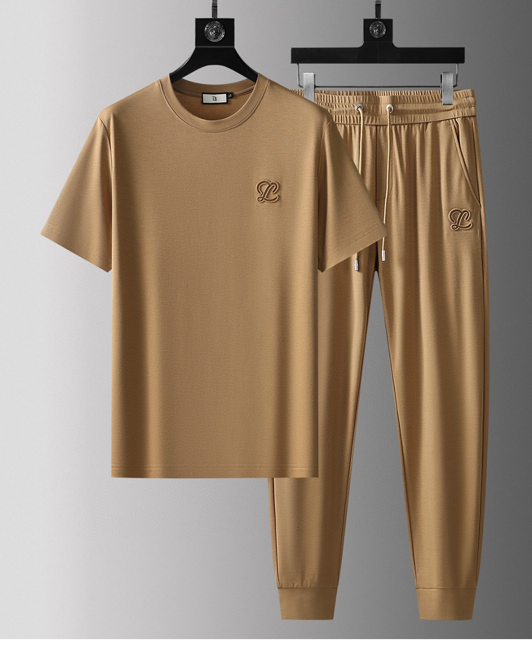 NO:160523,Luo*wei LOE** New counter style, creates a handsome and stylish man, full of Oufan, short-sleeved suit, sports, casual, daily elasticity, slightly stretched elasticity, unrestrained, draping smoothly!  Whether it is for exercise or daily leisure and entertainment, it is very suitable. It pursues luxury, noble and elegant style and creates extraordinary men's taste. The visual effect is very good, the grade is extremely high, simple and fashionable, and it is a must-have choice for casual business!  M-4XL, loewe, T-shirt, alexander wang19860909罗*威LOE** 专柜新款 打造帅气型男 欧范十足 短袖套装 运动 休闲 日常 弹力微弹,拉伸有度的弹力,穿着无束缚感,垂坠顺滑！无论是用来运动锻炼 还是日常的休闲娱乐 都是非常适合的 追求奢华高贵优雅风范,打造不凡男士品味,视觉效果非常赞,档次极高,简约时尚,休闲商务必备之选！M-4XL,,loewe,T-shirt,alexander wang,Men's clothing