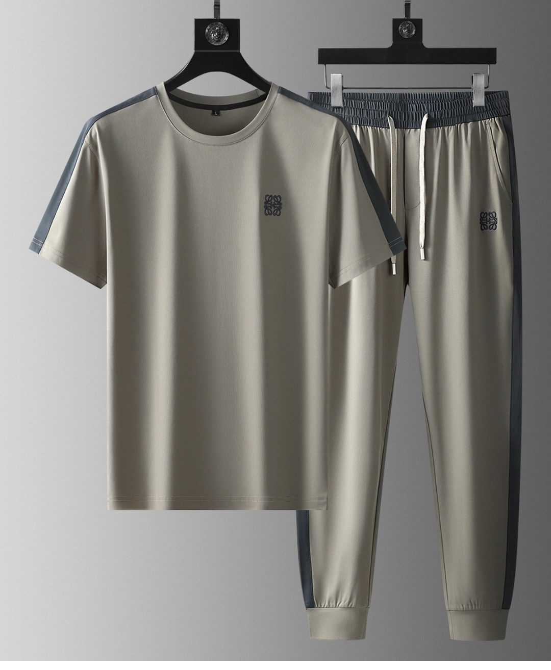 NO:433271,Luo*wei LOE** 25FW Fashionable and Casual Sports Set Imported ice silk fabric has great feel and elasticity, and it feels very fleshy to the touch, giving you a light and comfortable wearing experience. It doesn't take off when pilling or fading, and you don't want to take off when wearing it. It's easy to wear if you don't pick people. It looks very age-reducing. The inner edges are even and delicate, dense but not messy, showing that the big factory is neat and stylish, and the regular style. M-4XL, loewe, alexander wang19860909罗*威LOE** 25FW时尚休闲运动套装 进口冰丝面料,手感和回弹性都很棒,摸起来很有肉感,给你轻盈舒适的穿着体验,不起球不掉色,穿上就不想脱,不挑人的好穿,看起来很减龄,内里包边走线均匀细致,密而不乱彰显大厂做派上身利落有型,常规版型.M-4XL,,loewe,alexander wang,Men's clothing