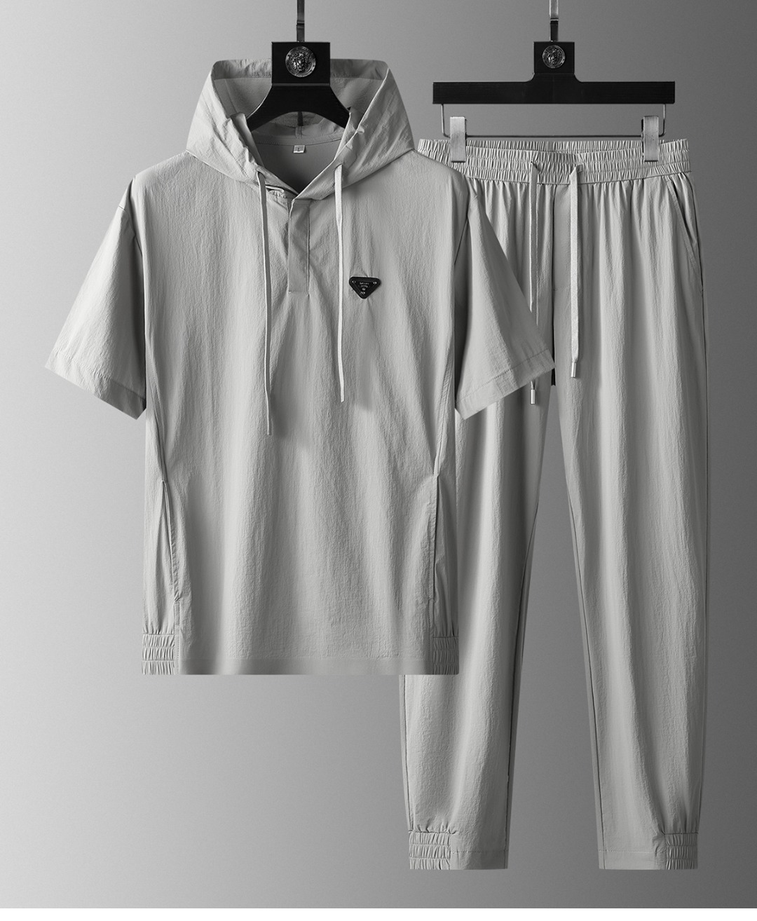 NO:433276,R*ADA (Su Lada) 25ss Spring and Summer New Product Set #[Hotted Short Sleeve + Long Trousers] Imported ice silk fabric, with great feel and elasticity, and it feels very fleshy to the touch, giving you a light and comfortable wearing experience, without pilling or fading, you don't want to take it off when you wear it, it's easy to wear if you don't pick people, it looks very age-reducing, the inner edges are even and delicate, dense but not messy, showing that the big factory is neat and stylish, and the regular style. M-4XL, T-shirt, hats, alexander wang19860909R*ADA（谱啦达） 25ss春夏新品套装#[连帽短袖+长裤]进口冰丝面料,手感和回弹性都很棒,摸起来很有肉感,给你轻盈舒适的穿着体验,不起球不掉色,穿上就不想脱,不挑人的好穿,看起来很减龄,内里包边走线均匀细致,密而不乱彰显大厂做派上身利落有型,常规版型.M-4XL,,T-shirt,hats,alexander wang,Men's clothing