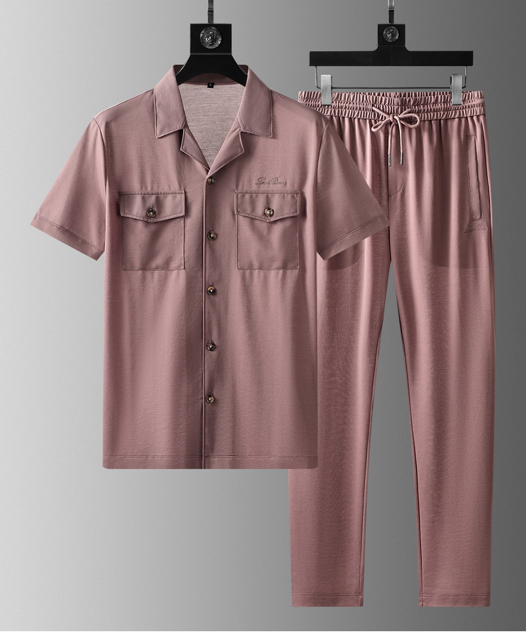 NO:433248,LP summer new model is available. Classic simple style set, private channels are leaked, foreign trade company orders, domestic first-tier OEM factories, luxury classic design, urban life, first-class quality!  A simple lapel casual sports suit, handsome and personalized, simple and generous style design, bold and innovative design that breaks through the conventional style, still continues the popular silk-lined blend fabric. It feels tender and smooth, breathable and comfortable. It is visually enough to instantly defeat those mediocre sports suits. Slim fit style, sports and leisure and entertainment are both competent!  Black/card color!  M-4XL, loro piana, alexander wang19860909LP 夏季新款发售.经典简约款套装,私密渠道流出,外贸公司订单,国内一线代工厂出品,奢华经典设计,都市生活,品质一流！简约的一款翻领休闲运动套装 有帅有个性 简洁大方的版型设计,突破常规的大胆创新设计,依然延续了热门的丝麻混纺面料.手感嫩滑 透气,舒服为主 在视觉上已经足以秒杀那些平庸的运动套装 修身版型,运动休闲娱乐,均可胜任！黑色/卡色！ M-4XL,,loro piana,alexander wang,Men's clothing