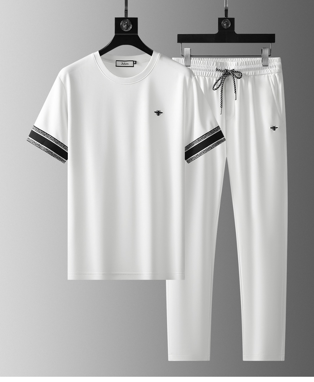 NO:433253,The new DIR*2025 set uses exclusive imported customized fabrics for customer supply. The surface of the fabric is very textured and obvious. The upper body is breathable, light and comfortable. The details show the design characteristics and exquisite craftsmanship. The overall details are wonderful!  The overall style is fashionable, simple and elegant.M-4XL, alexander wang19860909DIR*2025新款套装采用客供独家进口定制面料,面料表面非常有质感显而易见,上身透气轻薄十分舒适,细节处彰显设计特色与精湛工艺,整体细节美妙绝伦！整体款式时尚简洁大方.M-4XL,,alexander wang,Men's clothing