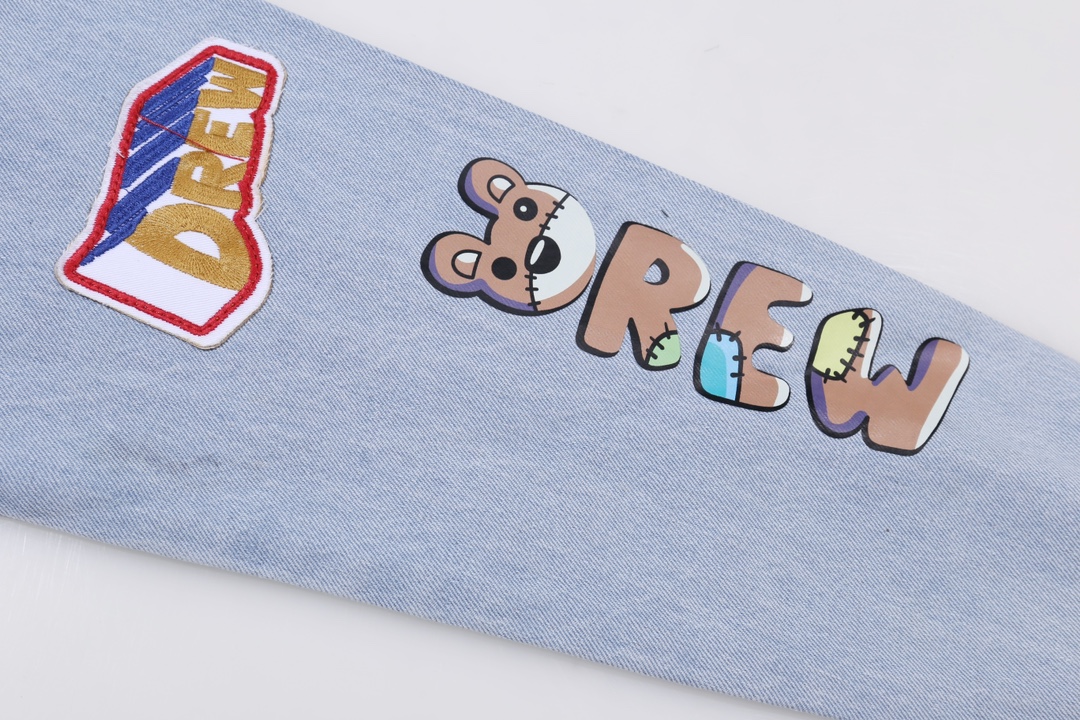 💰160［高端］
【上新】Drew House 24FW 笑脸多元素 徽章拼绘插画牛仔夹克外套-
DERW HOUSE年度力作也是今年为止做的最牛逼的牛仔外套，重度水洗工艺，暗藏玄机的细节非常多，这次主推的裤子无论是版型还是上身都太完美，比伯以及欧阳娜娜等众多上身，从刺绣到印花以及口袋力度笑脸还有扣子的笑脸的每一个细节，都是一点一点去抠，毫不夸张的说做一条牛仔裤，不如去做20件短袖的时间，面料采用12.2盎司上等牛仔布，牛仔只有到了12盎司以上才有牛仔独特的高端质感，水洗数次打样非常满意，右后口袋开模压印笑脸LOGO，左腿处采用笑脸LOGO刺绣，裤子破坏内里采用白色纯棉斜纹布，上面有胶浆印花的笑脸LOGO，口袋布工艺同上版型非常的特别，穿上与众不同，男女同款版型

Color：蓝
Size：46 48 50 52对应尺码s-xl现货秒发 详细尺码可查图9