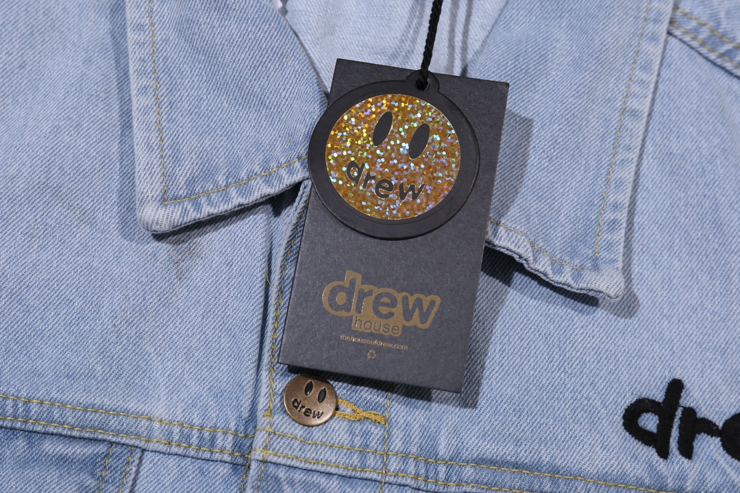 💰160［高端］
【上新】Drew House 24FW 笑脸多元素 徽章拼绘插画牛仔夹克外套-
DERW HOUSE年度力作也是今年为止做的最牛逼的牛仔外套，重度水洗工艺，暗藏玄机的细节非常多，这次主推的裤子无论是版型还是上身都太完美，比伯以及欧阳娜娜等众多上身，从刺绣到印花以及口袋力度笑脸还有扣子的笑脸的每一个细节，都是一点一点去抠，毫不夸张的说做一条牛仔裤，不如去做20件短袖的时间，面料采用12.2盎司上等牛仔布，牛仔只有到了12盎司以上才有牛仔独特的高端质感，水洗数次打样非常满意，右后口袋开模压印笑脸LOGO，左腿处采用笑脸LOGO刺绣，裤子破坏内里采用白色纯棉斜纹布，上面有胶浆印花的笑脸LOGO，口袋布工艺同上版型非常的特别，穿上与众不同，男女同款版型

Color：蓝
Size：46 48 50 52对应尺码s-xl现货秒发 详细尺码可查图9