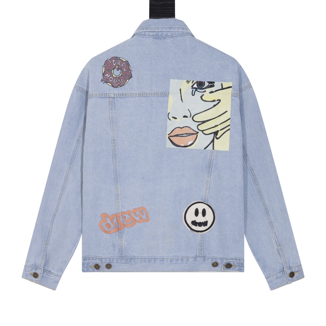 💰160［高端］
【上新】Drew House 24FW 笑脸多元素 徽章拼绘插画牛仔夹克外套-
DERW HOUSE年度力作也是今年为止做的最牛逼的牛仔外套，重度水洗工艺，暗藏玄机的细节非常多，这次主推的裤子无论是版型还是上身都太完美，比伯以及欧阳娜娜等众多上身，从刺绣到印花以及口袋力度笑脸还有扣子的笑脸的每一个细节，都是一点一点去抠，毫不夸张的说做一条牛仔裤，不如去做20件短袖的时间，面料采用12.2盎司上等牛仔布，牛仔只有到了12盎司以上才有牛仔独特的高端质感，水洗数次打样非常满意，右后口袋开模压印笑脸LOGO，左腿处采用笑脸LOGO刺绣，裤子破坏内里采用白色纯棉斜纹布，上面有胶浆印花的笑脸LOGO，口袋布工艺同上版型非常的特别，穿上与众不同，男女同款版型

Color：蓝
Size：46 48 50 52对应尺码s-xl现货秒发 详细尺码可查图9