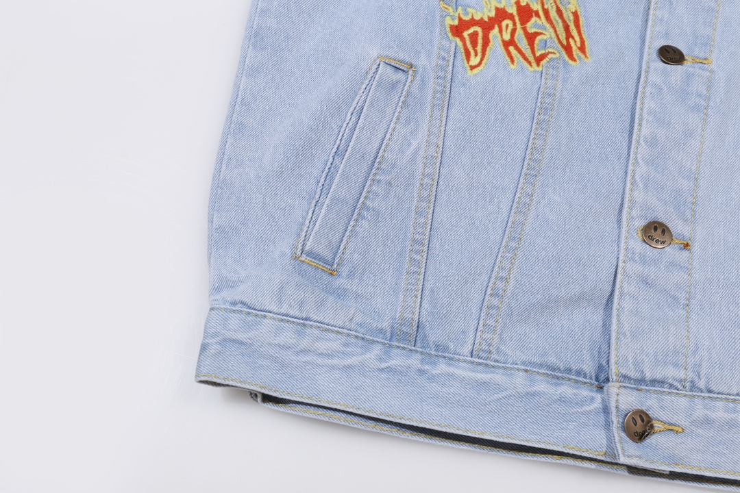💰160［高端］
【上新】Drew House 24FW 笑脸多元素 徽章拼绘插画牛仔夹克外套-
DERW HOUSE年度力作也是今年为止做的最牛逼的牛仔外套，重度水洗工艺，暗藏玄机的细节非常多，这次主推的裤子无论是版型还是上身都太完美，比伯以及欧阳娜娜等众多上身，从刺绣到印花以及口袋力度笑脸还有扣子的笑脸的每一个细节，都是一点一点去抠，毫不夸张的说做一条牛仔裤，不如去做20件短袖的时间，面料采用12.2盎司上等牛仔布，牛仔只有到了12盎司以上才有牛仔独特的高端质感，水洗数次打样非常满意，右后口袋开模压印笑脸LOGO，左腿处采用笑脸LOGO刺绣，裤子破坏内里采用白色纯棉斜纹布，上面有胶浆印花的笑脸LOGO，口袋布工艺同上版型非常的特别，穿上与众不同，男女同款版型

Color：蓝
Size：46 48 50 52对应尺码s-xl现货秒发 详细尺码可查图9