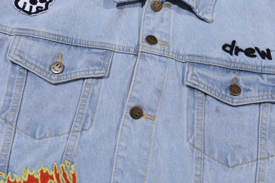 💰160［高端］
【上新】Drew House 24FW 笑脸多元素 徽章拼绘插画牛仔夹克外套-
DERW HOUSE年度力作也是今年为止做的最牛逼的牛仔外套，重度水洗工艺，暗藏玄机的细节非常多，这次主推的裤子无论是版型还是上身都太完美，比伯以及欧阳娜娜等众多上身，从刺绣到印花以及口袋力度笑脸还有扣子的笑脸的每一个细节，都是一点一点去抠，毫不夸张的说做一条牛仔裤，不如去做20件短袖的时间，面料采用12.2盎司上等牛仔布，牛仔只有到了12盎司以上才有牛仔独特的高端质感，水洗数次打样非常满意，右后口袋开模压印笑脸LOGO，左腿处采用笑脸LOGO刺绣，裤子破坏内里采用白色纯棉斜纹布，上面有胶浆印花的笑脸LOGO，口袋布工艺同上版型非常的特别，穿上与众不同，男女同款版型

Color：蓝
Size：46 48 50 52对应尺码s-xl现货秒发 详细尺码可查图9