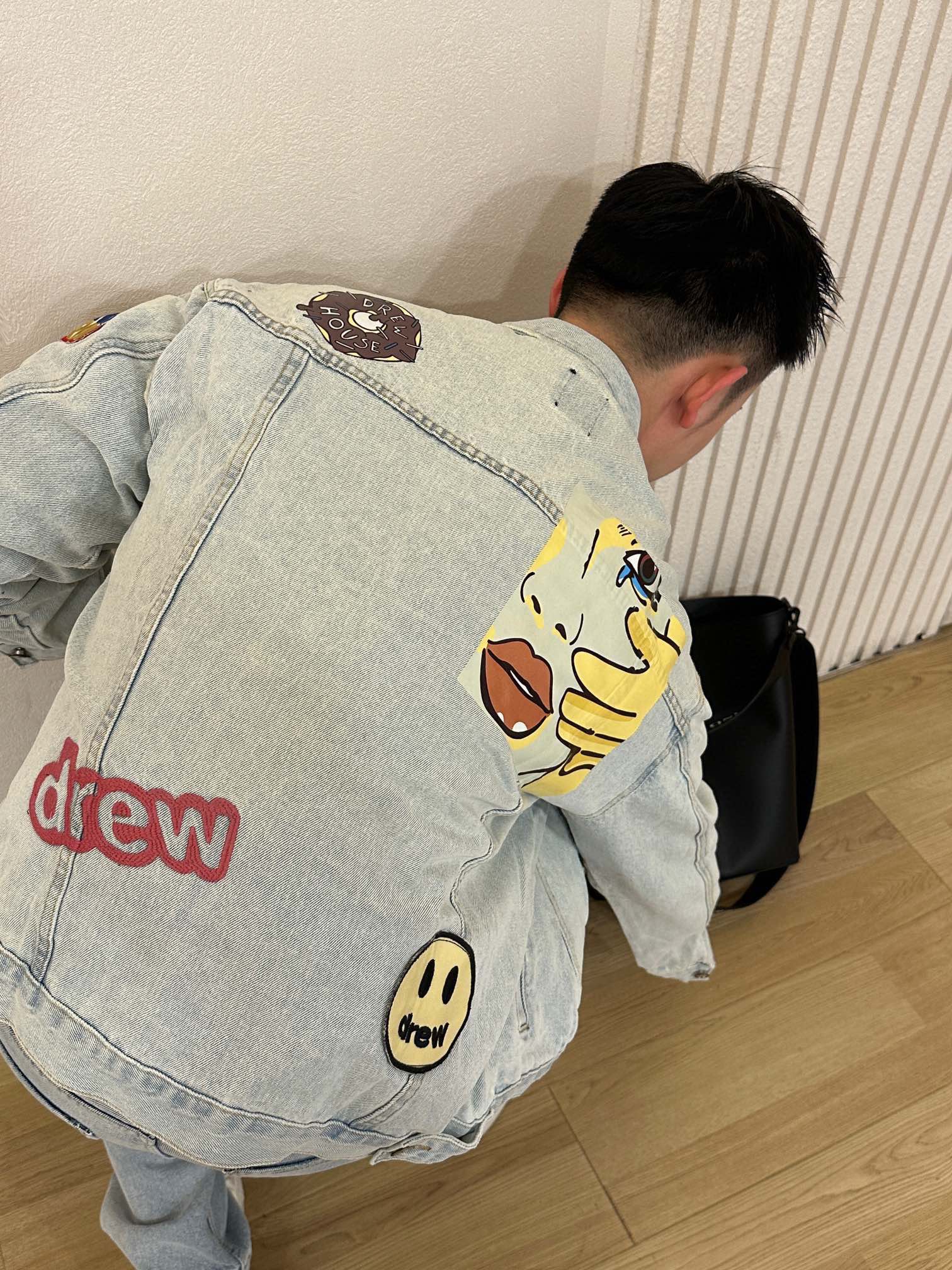 💰160［高端］
【上新】Drew House 24FW 笑脸多元素 徽章拼绘插画牛仔夹克外套-
DERW HOUSE年度力作也是今年为止做的最牛逼的牛仔外套，重度水洗工艺，暗藏玄机的细节非常多，这次主推的裤子无论是版型还是上身都太完美，比伯以及欧阳娜娜等众多上身，从刺绣到印花以及口袋力度笑脸还有扣子的笑脸的每一个细节，都是一点一点去抠，毫不夸张的说做一条牛仔裤，不如去做20件短袖的时间，面料采用12.2盎司上等牛仔布，牛仔只有到了12盎司以上才有牛仔独特的高端质感，水洗数次打样非常满意，右后口袋开模压印笑脸LOGO，左腿处采用笑脸LOGO刺绣，裤子破坏内里采用白色纯棉斜纹布，上面有胶浆印花的笑脸LOGO，口袋布工艺同上版型非常的特别，穿上与众不同，男女同款版型

Color：蓝
Size：46 48 50 52对应尺码s-xl现货秒发 详细尺码可查图9