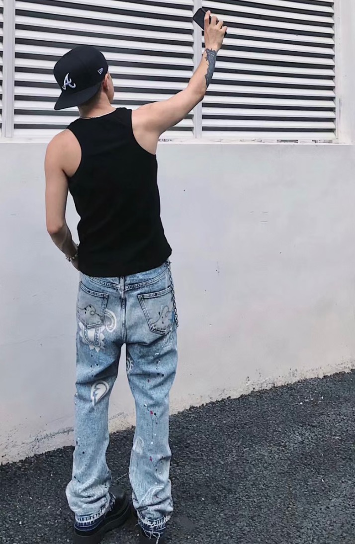 💰135［高端］
【上新】AL💰TA 美式泼墨浅色复古腰果花微喇水洗做旧拼接牛仔裤

复古而又不失时尚 微喇叭裤型 脚口拼接设计 非常显瘦显高 面料超有质感 厚度适中 男女同款
Color：水洗蓝
Size：28 30 32 34 36 对应尺码s-xxl 现货秒发 详细尺码可查图9