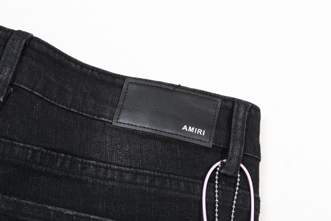 💰160［高端］
【上新】AMIRI 24FW 破洞拼蓝皮刀割修身牛仔裤-
面料经纬纱采用巴基斯坦的巴纱棉 使用7*7赛络纺定织定染的丹宁布 面料厚实且柔软富有韧性 穿着舒适亲肤 由梭织工艺机织搭配水洗工艺成就自然的做旧质感 经过反复对比原版毛须纹路 洗水工艺采用酵素梅石墨洗水 印尼火山浮石研磨工艺做到自然和层次分明 专业SELVEDGE锁边 让裤子更有花度和立体感 运用缝纫捻线进行叠锁边缝设计作业 经典的五袋设计永不过时 复古的水洗做旧色泽伴随时间流逝风格愈发柔和鲜明

Color：黑
Size：30 32 34 36 38 对应尺码m-xxxl现货秒发 详细尺码可查图9