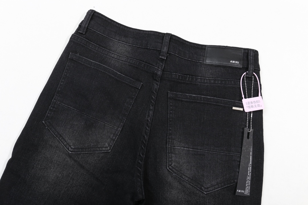 💰160［高端］
【上新】AMIRI 24FW 破洞拼蓝皮刀割修身牛仔裤-
面料经纬纱采用巴基斯坦的巴纱棉 使用7*7赛络纺定织定染的丹宁布 面料厚实且柔软富有韧性 穿着舒适亲肤 由梭织工艺机织搭配水洗工艺成就自然的做旧质感 经过反复对比原版毛须纹路 洗水工艺采用酵素梅石墨洗水 印尼火山浮石研磨工艺做到自然和层次分明 专业SELVEDGE锁边 让裤子更有花度和立体感 运用缝纫捻线进行叠锁边缝设计作业 经典的五袋设计永不过时 复古的水洗做旧色泽伴随时间流逝风格愈发柔和鲜明

Color：黑
Size：30 32 34 36 38 对应尺码m-xxxl现货秒发 详细尺码可查图9