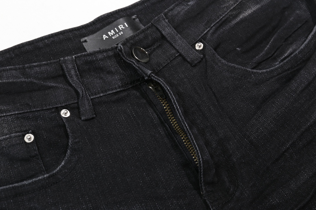 💰160［高端］
【上新】AMIRI 24FW 破洞拼蓝皮刀割修身牛仔裤-
面料经纬纱采用巴基斯坦的巴纱棉 使用7*7赛络纺定织定染的丹宁布 面料厚实且柔软富有韧性 穿着舒适亲肤 由梭织工艺机织搭配水洗工艺成就自然的做旧质感 经过反复对比原版毛须纹路 洗水工艺采用酵素梅石墨洗水 印尼火山浮石研磨工艺做到自然和层次分明 专业SELVEDGE锁边 让裤子更有花度和立体感 运用缝纫捻线进行叠锁边缝设计作业 经典的五袋设计永不过时 复古的水洗做旧色泽伴随时间流逝风格愈发柔和鲜明

Color：黑
Size：30 32 34 36 38 对应尺码m-xxxl现货秒发 详细尺码可查图9