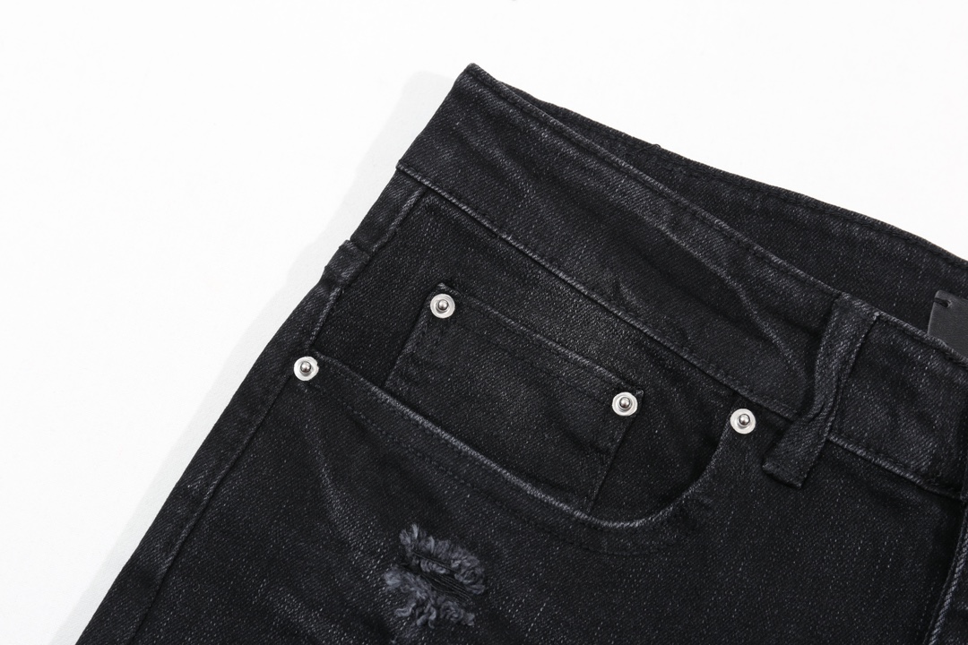 💰160［高端］
【上新】AMIRI 24FW 破洞拼蓝皮刀割修身牛仔裤-
面料经纬纱采用巴基斯坦的巴纱棉 使用7*7赛络纺定织定染的丹宁布 面料厚实且柔软富有韧性 穿着舒适亲肤 由梭织工艺机织搭配水洗工艺成就自然的做旧质感 经过反复对比原版毛须纹路 洗水工艺采用酵素梅石墨洗水 印尼火山浮石研磨工艺做到自然和层次分明 专业SELVEDGE锁边 让裤子更有花度和立体感 运用缝纫捻线进行叠锁边缝设计作业 经典的五袋设计永不过时 复古的水洗做旧色泽伴随时间流逝风格愈发柔和鲜明

Color：黑
Size：30 32 34 36 38 对应尺码m-xxxl现货秒发 详细尺码可查图9