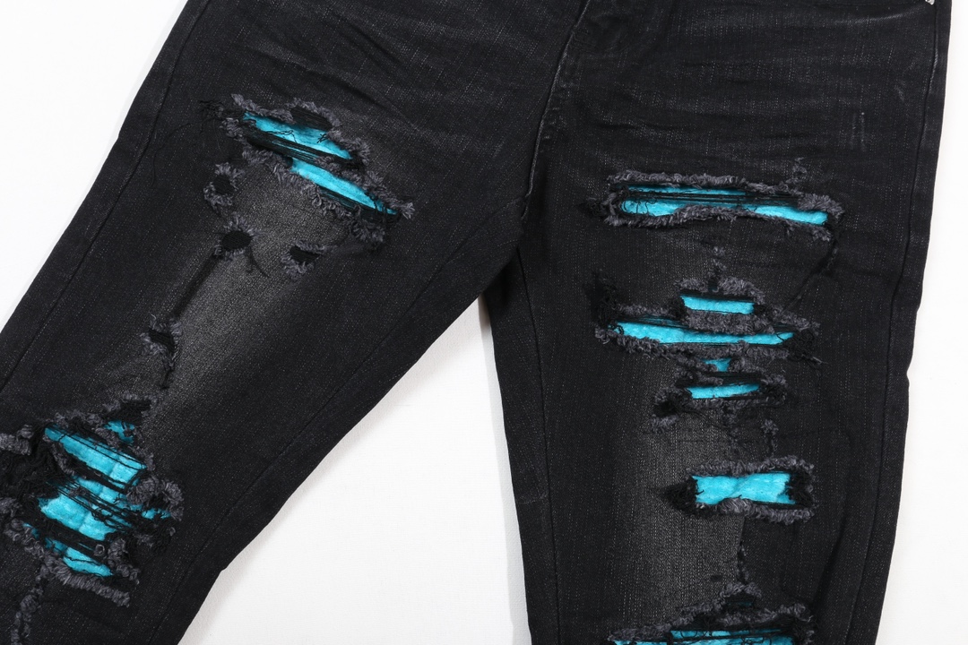 💰160［高端］
【上新】AMIRI 24FW 破洞拼蓝皮刀割修身牛仔裤-
面料经纬纱采用巴基斯坦的巴纱棉 使用7*7赛络纺定织定染的丹宁布 面料厚实且柔软富有韧性 穿着舒适亲肤 由梭织工艺机织搭配水洗工艺成就自然的做旧质感 经过反复对比原版毛须纹路 洗水工艺采用酵素梅石墨洗水 印尼火山浮石研磨工艺做到自然和层次分明 专业SELVEDGE锁边 让裤子更有花度和立体感 运用缝纫捻线进行叠锁边缝设计作业 经典的五袋设计永不过时 复古的水洗做旧色泽伴随时间流逝风格愈发柔和鲜明

Color：黑
Size：30 32 34 36 38 对应尺码m-xxxl现货秒发 详细尺码可查图9