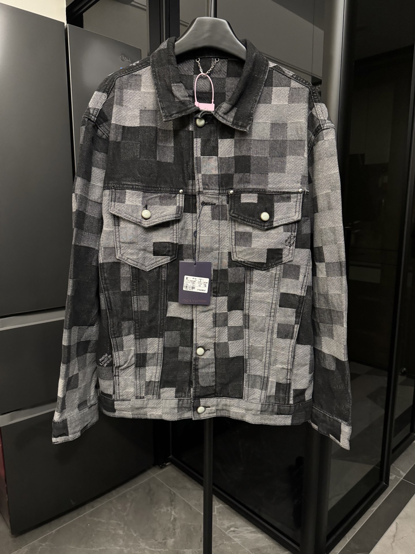P155 [Al día siguiente] También hay pantalones a juego 1v/Louis 25FW Chaqueta vaquera a cuadros con mosaico (negro) Tel…
