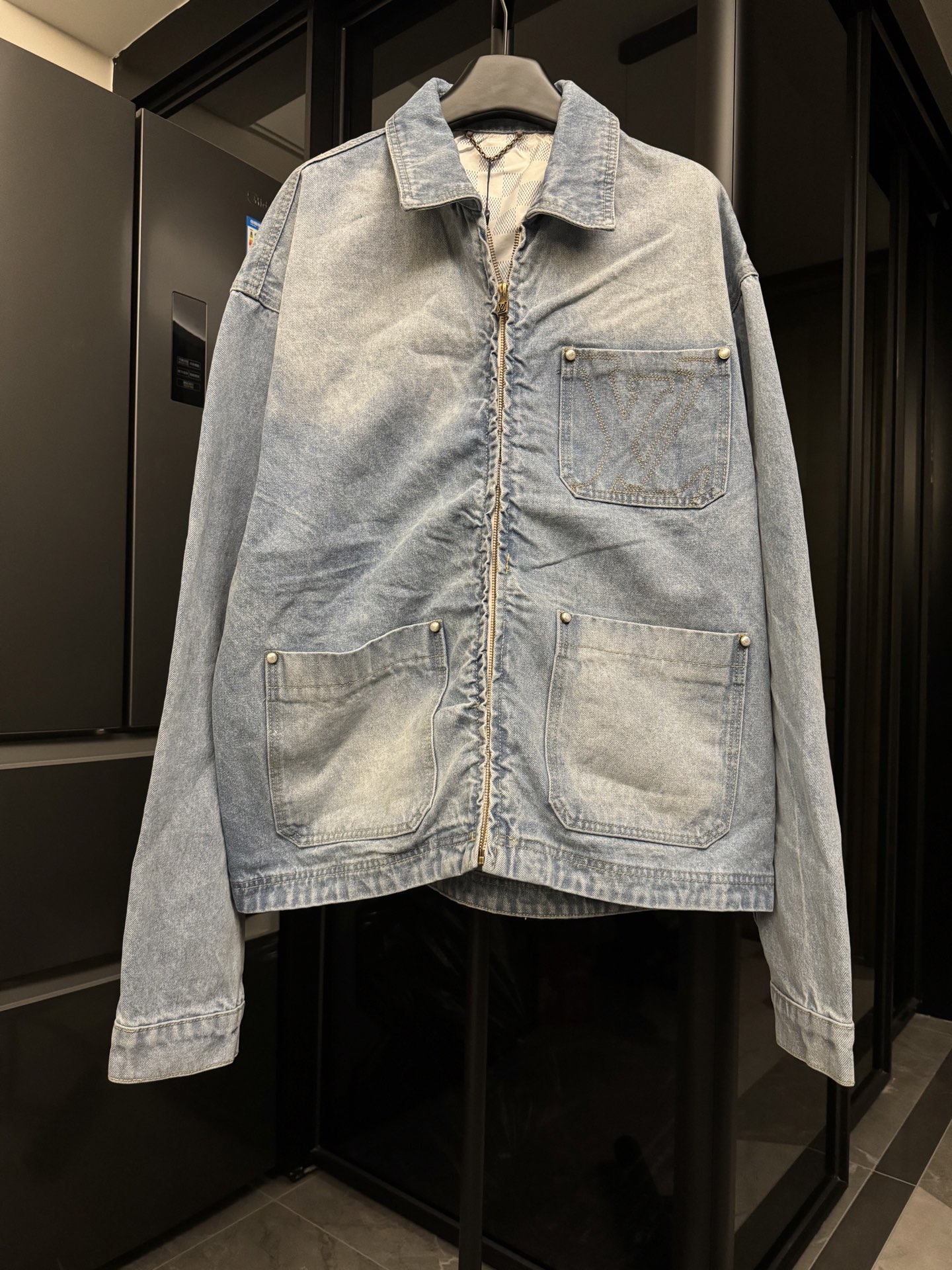 NO:431901,【The next day】 1v/Louis 25FW chest logo embroidered zipper denim jacket The original version was purchased and developed at the first time. The fabric is made of 7s*7s twill cotton denim, and the weft yarn is tightly sailo original cotton yarn. After special washing and retro sand washing process, the surface presents a soft, frosty velvet effect, soft and comfortable, and better wearing experience. After scanning the embroidery position and size of the pocket position, it is made of ten thousand needles carefully embroidered by imported embroidery machine. The details are handled in place, and the letter pattern is outlined clearly. The embroidery color-specific thick thread material is mainly made of single-needle lock embroidery. The embroidery piece is finely stitched. The placket zipper is customized, the opening and closing design is designed, the leather hook is matched with bronze chain, and the back leather mark is also made of calfskin material, full texture. The complete set of new auxiliary materials is customized simultaneously, and the details are perfectly processed. The correct version is confirmed. Size46 48 50  52 (s-xl corresponds to) detailed sizes can be found in Figure 9, louis vuitton, jackets & coats, cowhide, alexander wang19860909【隔天】 1v/路易 25FW 胸口logo刺绣拉链牛仔外套 第一时间时间原版购入开发,面料采用7s*7s斜纹全棉牛仔布,纬纱采用紧密赛络纺原棉纱线.经过特殊洗水复古砂洗工艺处理,其表面呈现出一种柔和、霜白的绒毛效果手感柔软、舒适,穿着体验更佳.口袋位置扫描刺绣位置及尺寸后,由进口绣花机万针精绣而成,细节处理到位,字母图案勾勒设计清晰.刺绣对色特定粗线材质,主要采用单针锁绣,该绣品针脚细密.门襟拉链定制,开合设计,真皮吊钩搭配古铜链条,后背皮标同样小牛皮材质,质感满满,全套新款辅料同步定制,细节处理完美 认准版本. Size46 48 50 52（s-xl对应）详细尺码可查图9,,louis vuitton,jackets & coats,cowhide,alexander wang,Men's clothing