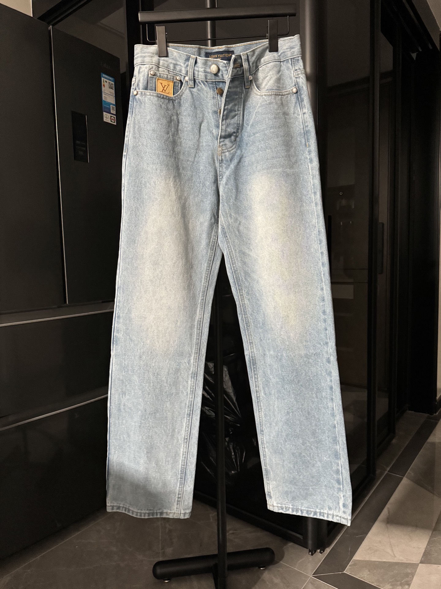 NO:431896,【The next day】 1v/Louis 25FW Pearl Button, Back waist embroidered pocket logo jeans (blue) The original version was purchased and developed at the first time. This jeans are a must-have item in the wardrobe, demonstrating Louis's exquisite craftsmanship. High-quality stone-washed Japanese denim uses tobacco stitching, the pockets are embroidered with the LV logo, and the back is LV cowhide patch and pearl effect buttons. This effortless item can be easily matched with daily style. Definite version Size28 30 32 34 (s-xl corresponding) Detailed sizes can be found in Figure 9,,louis vuitton,louis vuitton,jeans,cowhide,alexander wang19860909【隔天】 1v/路易 25FW 珍珠扣 后腰刺绣口袋logo牛仔裤（蓝色） 第一时间原版购入开发,这款牛仔裤是衣橱必备单品,彰显路易的精湛工艺.优质石洗日本牛仔布采用烟草色缝线,口袋绣有 LV 标志,背后有 LV 牛皮贴布和珍珠效果纽扣.这款毫不费力的单品可轻松搭配日常造型 认准版本 Size28 30 32 34（s-xl对应）详细尺码可查图9,,louis vuitton,louis vuitton,jeans,cowhide,alexander wang,Men's clothing