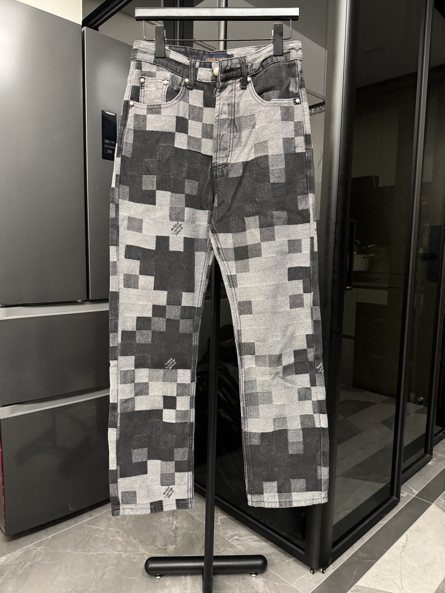 P125 [al día siguiente] También hay una chaqueta a juego 1V / Louis Vuitton 25FW jeans a cuadros con mosaico difuso (ne…