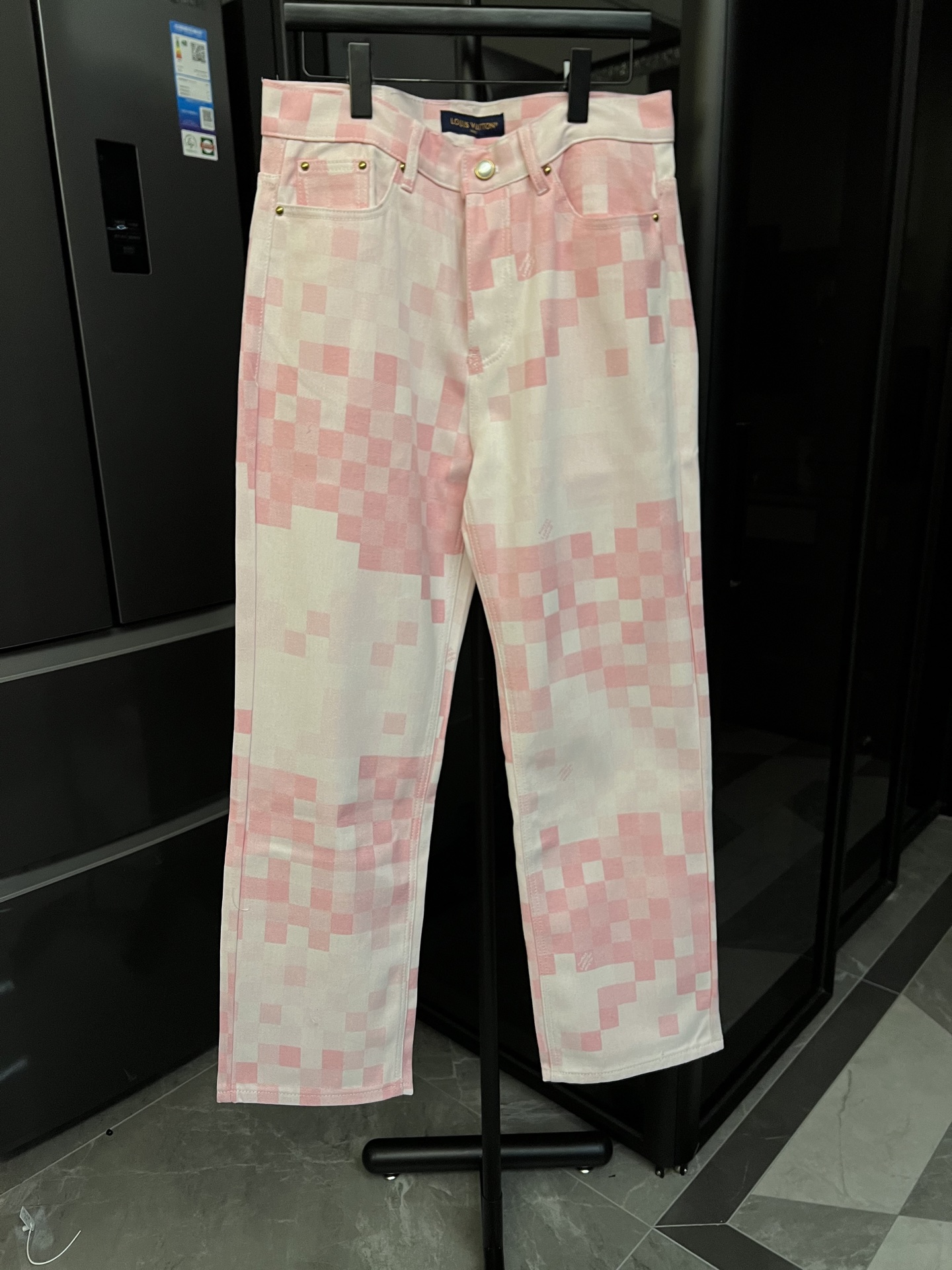 NO:431891,【The next day】 1v/Louis Richest Man 25FW mosaic checkerboard jeans (pink) Customized one-month cycle bamboo cotton denim Developed gradient mosaic plaid fabric as it is developed One-to-One restored on the letters of denim Pearl hardware laser engraving logo 6w yards The cost of single pearl buttons The details are perfectly processed The process of soaking enzyme after the garment makes the denim slightly yellow and showing the trace of time. Finally, hand-made nail buckles cannot be used. Because the button material is pearls The machine buckle scrap rate is 40 The pearl buckles are all hand-made nail buckles. The artwork cannot be copied. Pay tribute to Feidong. Accurate version Size28 30 32 34 (corresponding to s-xl) Detailed sizes can be found. Figure 9,,louis vuitton, jeans, alexander wang19860909【隔天】 1v/路易 首富 25FW马赛克棋盘格牛仔裤（粉色） 定做一个月周期竹节棉牛仔布 原样开发渐变马赛克格子面料 牛仔上字母提花一比一还原 珍珠五金镭射刻字logo起订量6w颗 单颗珍珠扣子成本 细节处理完美 成衣后作酵素浸泡洗水工艺 使牛仔布微微泛黄呈现时间痕迹 最后采用手工钉扣 不能使用机器设备打扣 因为扣子材料是珍珠 机器打扣报废率40 全身上下珍珠扣均为手工钉扣 不可复制的艺术品 致敬菲董 认准版本 Size28 30 32 34（s-xl对应）详细尺码可查图9,,louis vuitton,jeans,alexander wang,Men's clothing