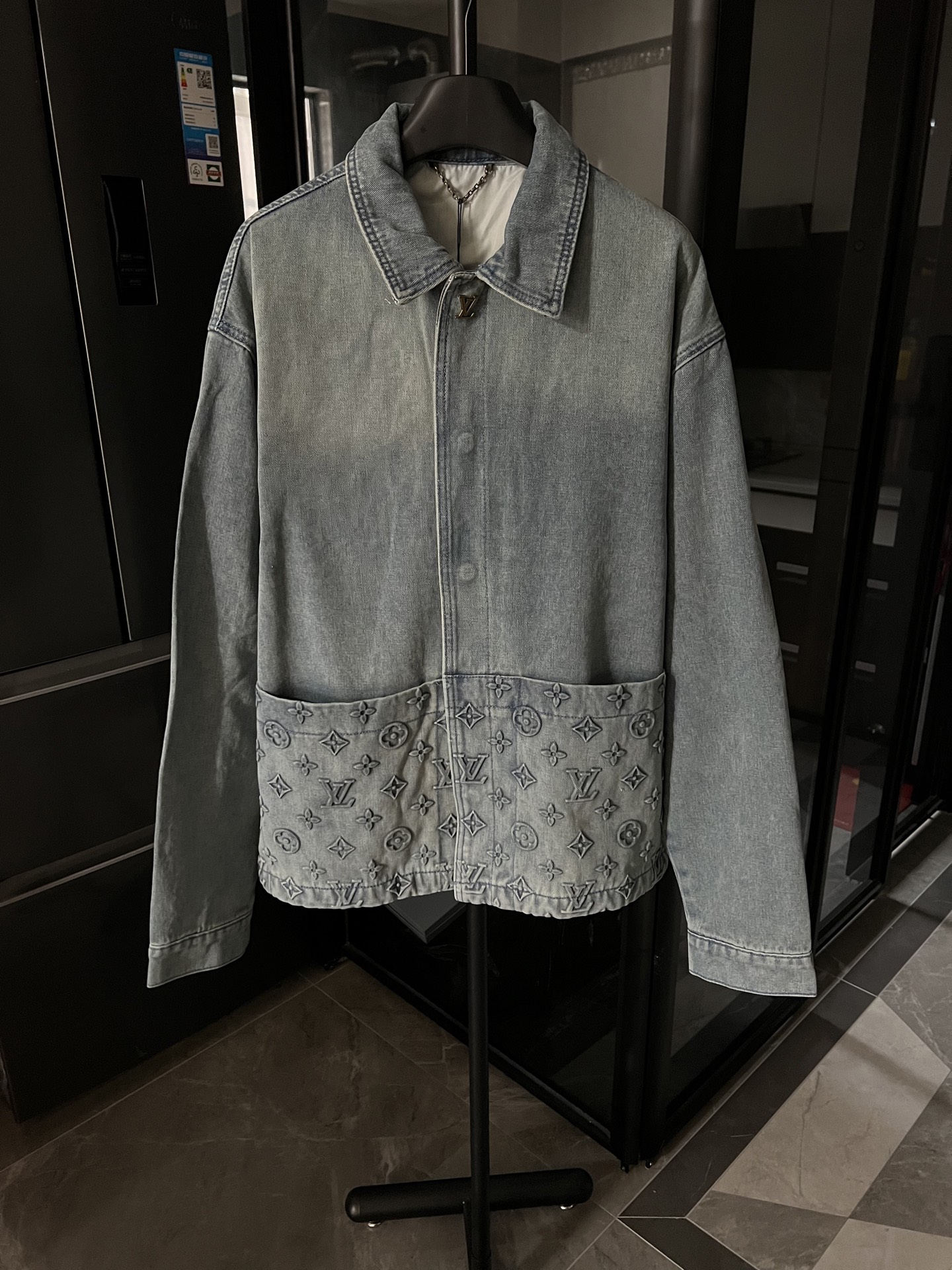 NO:431886,【The next day】 1V/Louis 25FW Embossed New Working Denim Jacket (Blue)  The first time to develop, Wang Hedi and Huang Minghao, the same style, and various Internet celebrities bring goods. The fabric is made of 7*7 combed serrated 480 grams of twill denim fabric, hidden plaques are matched with molded engraving logo snaps, the front cover integrates Monogram element pockets into the leisurely work outline, jacquard details are aligned, embossed embossing patterns are clear, and both embossings are opened on the plate, and each side of the front cover is embossed with one set of molds according to the size of each code. After high-temperature pressing, each flower pattern is manually filled with silicone to prevent depression. The washing process uses multiple techniques such as refermentation and frying, spraying monkeys, etc. Classic denim lapel design, straight hem design, all clothing auxiliary materials and hardware are customized to match the antique bronze color, and custom patches are made in the inner to ensure the consistency. Size46 48 50  52 (s-xl corresponds to) detailed sizes can be found in Figure 9, louis vuitton, jackets & coats, alexander wang19860909【隔天】 1V/路易 25FW 压花新款工装牛仔外套（蓝色） 第一时间开发,王鹤棣&黄明昊同款,各路网红明星上身带货.面料采用7*7支精梳赛络纺纱做加厚480克斜纹牛仔面料,隐藏式门襟搭配开模刻字Logo按扣,前幅将Monogram元素口袋融入悠闲工装轮廓,提花细节对位,浮雕压花纹路清晰,两处压花均对板开五套铝模,前幅二侧压花根据尺寸每个码开一套模,高温压成型后由人工对每个花型填充硅胶防止凹陷,洗水工艺采用重酵洗炒花色,喷马骝等等多工艺结合.经典牛仔翻领口设计,直筒下摆设计,全衣服辅料五金全部定制对版古铜做旧颜色,内里定制贴布,做到一致 认准版本. Size46 48 50 52（s-xl对应）详细尺码可查图9,,louis vuitton,jackets & coats,alexander wang,Men's clothing