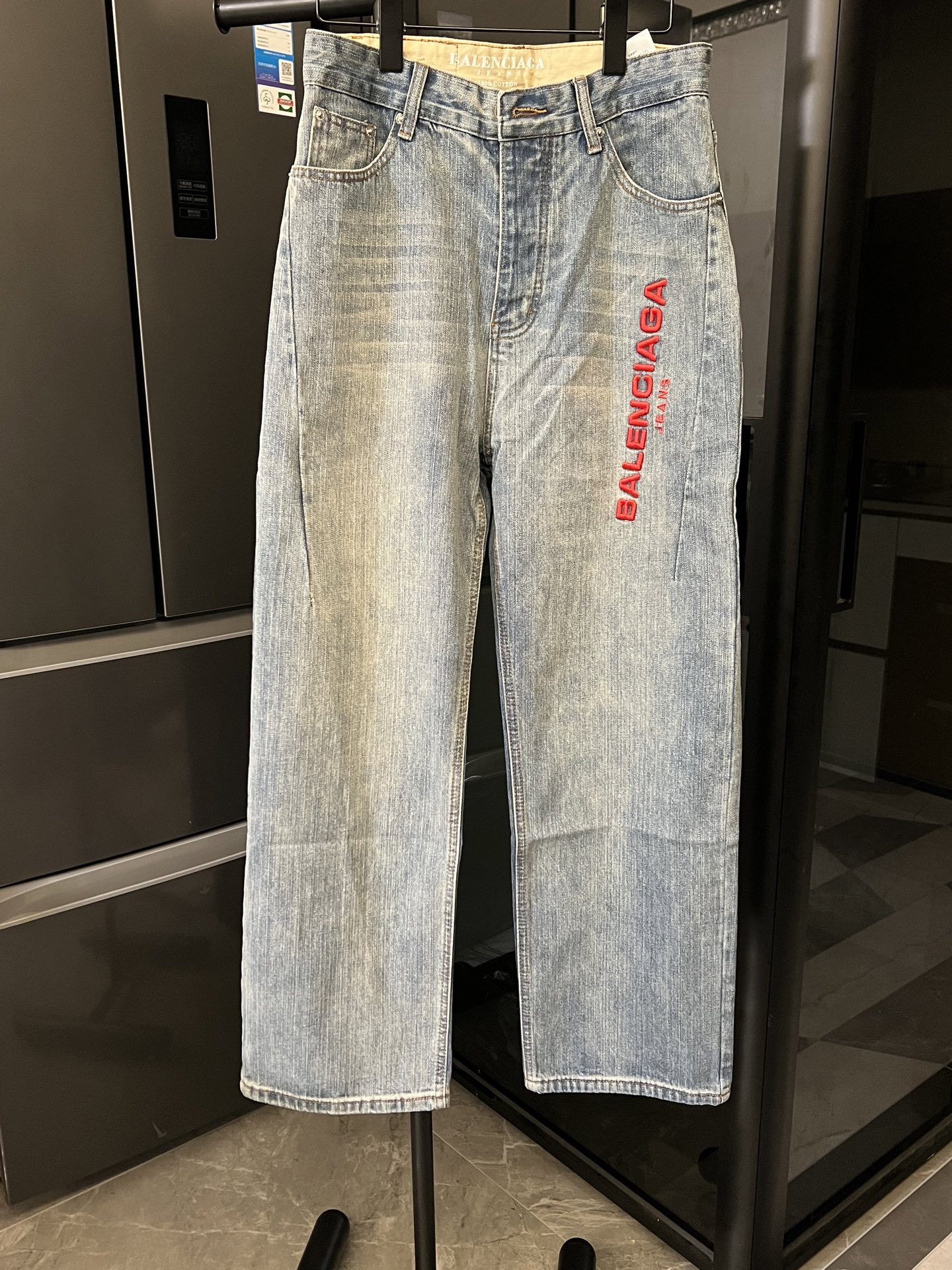 P130 [Al día siguiente] Balenciaga/París 25FW Jeans de pernera recta con bordado rojo y textura de bambú (azul). Este p…