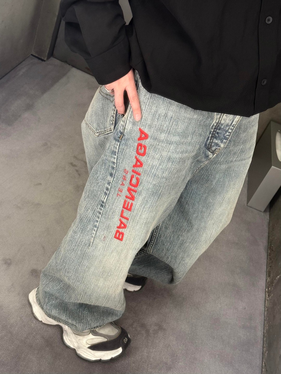 #Imagen de referencia Balenciaga/París 25FW jeans de corte holgado con bordado de letras rojas y efecto bambú (azul) P1…
