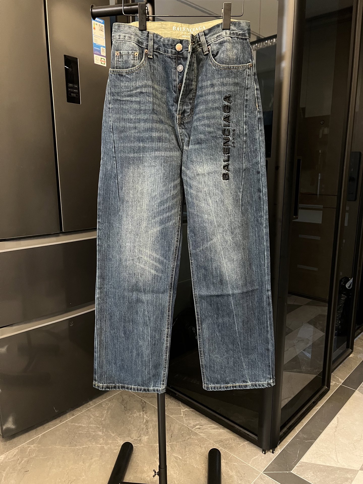 P130 [Al día siguiente] Balenciaga/París 25FW Jeans de pernera recta con bordado negro y textura de bambú (azul). Este …