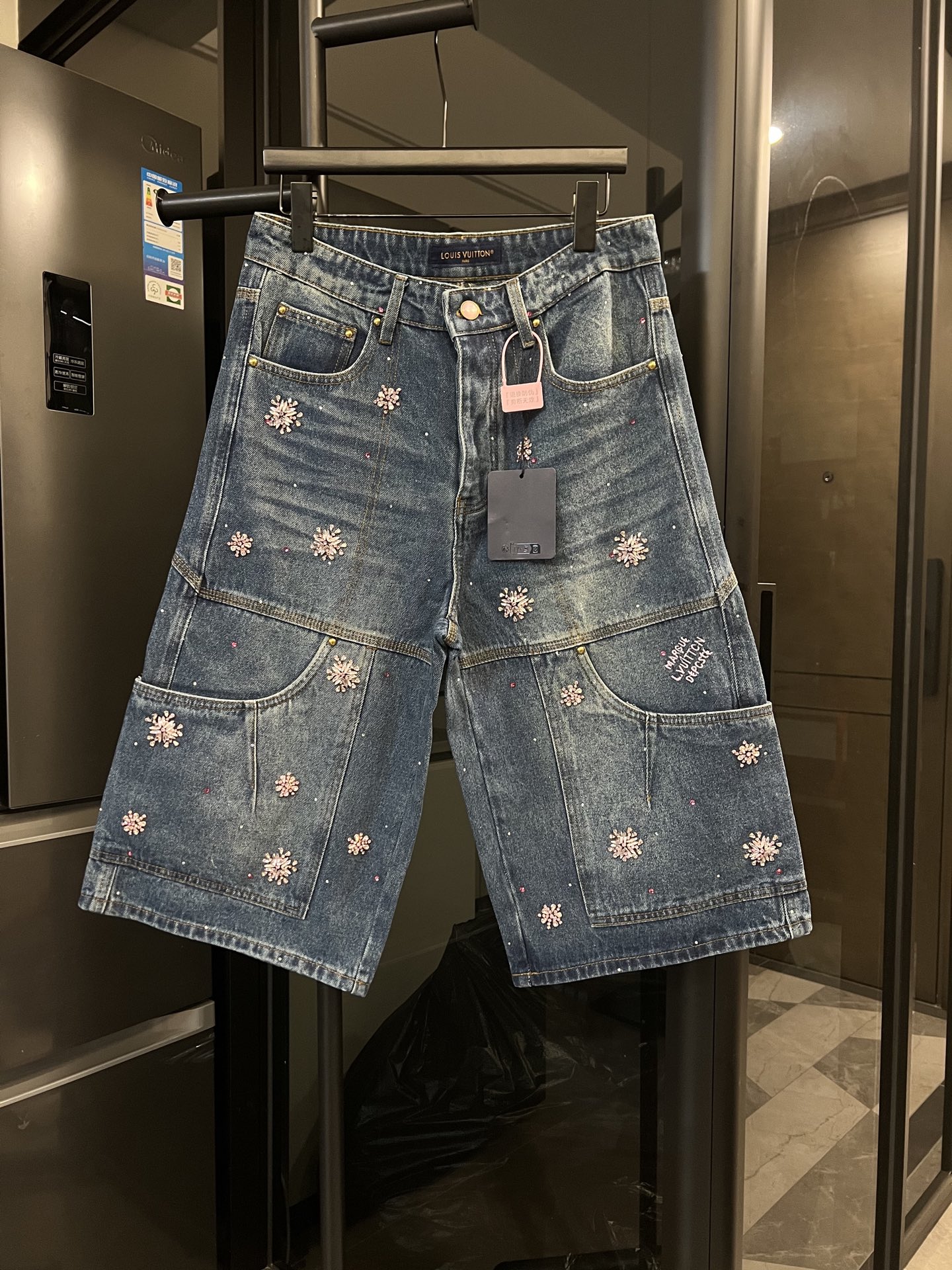 P345 [Día siguiente] Pantalones cortos de mezclilla (azul) bordados con diamantes de imitación de flor de cerezo cosido…