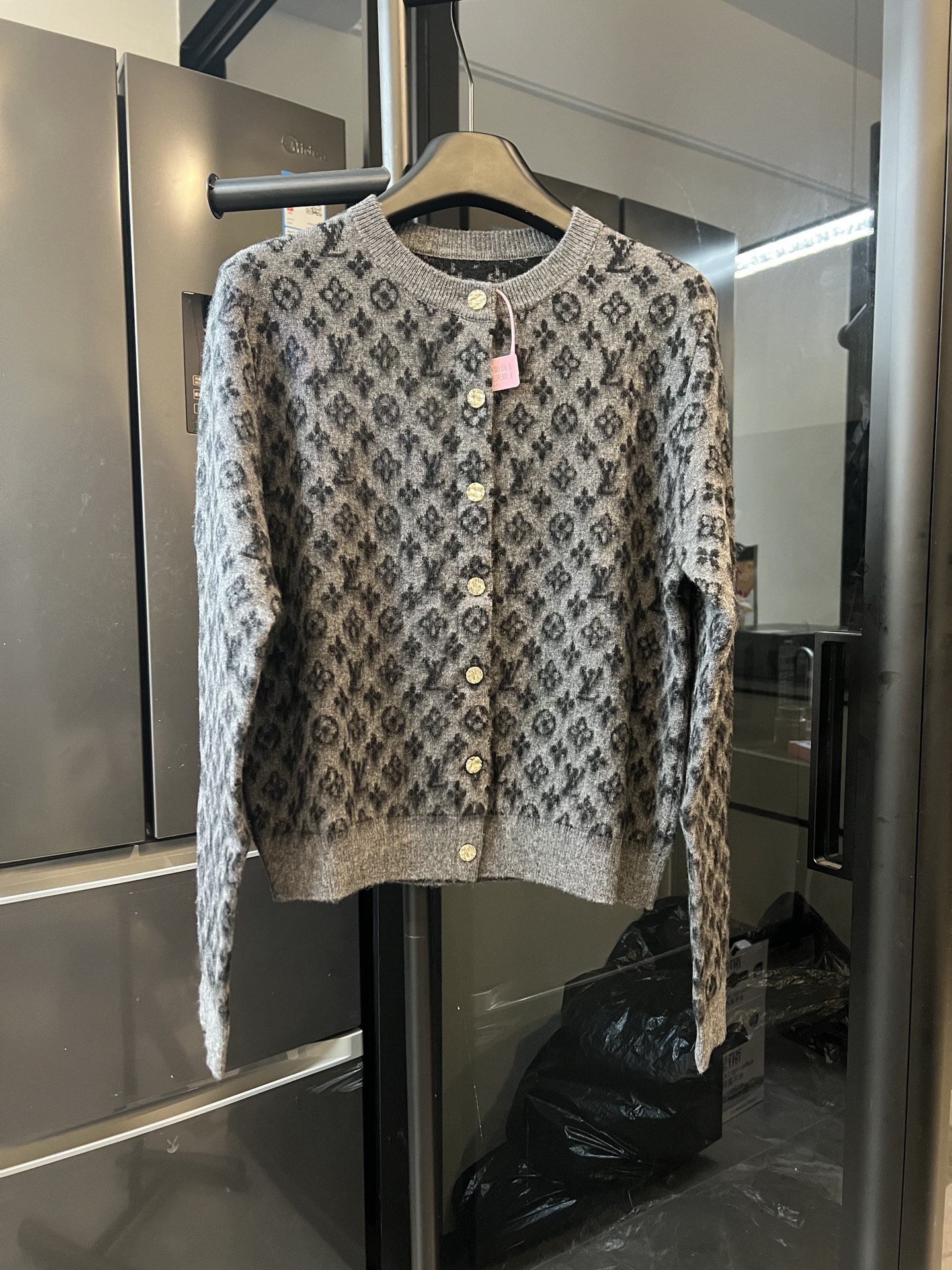 P305 [Día siguiente] Cárdigan de punto con monograma para presbicia de mohair LouisVuitton/Louis Flightmode (estilo de …