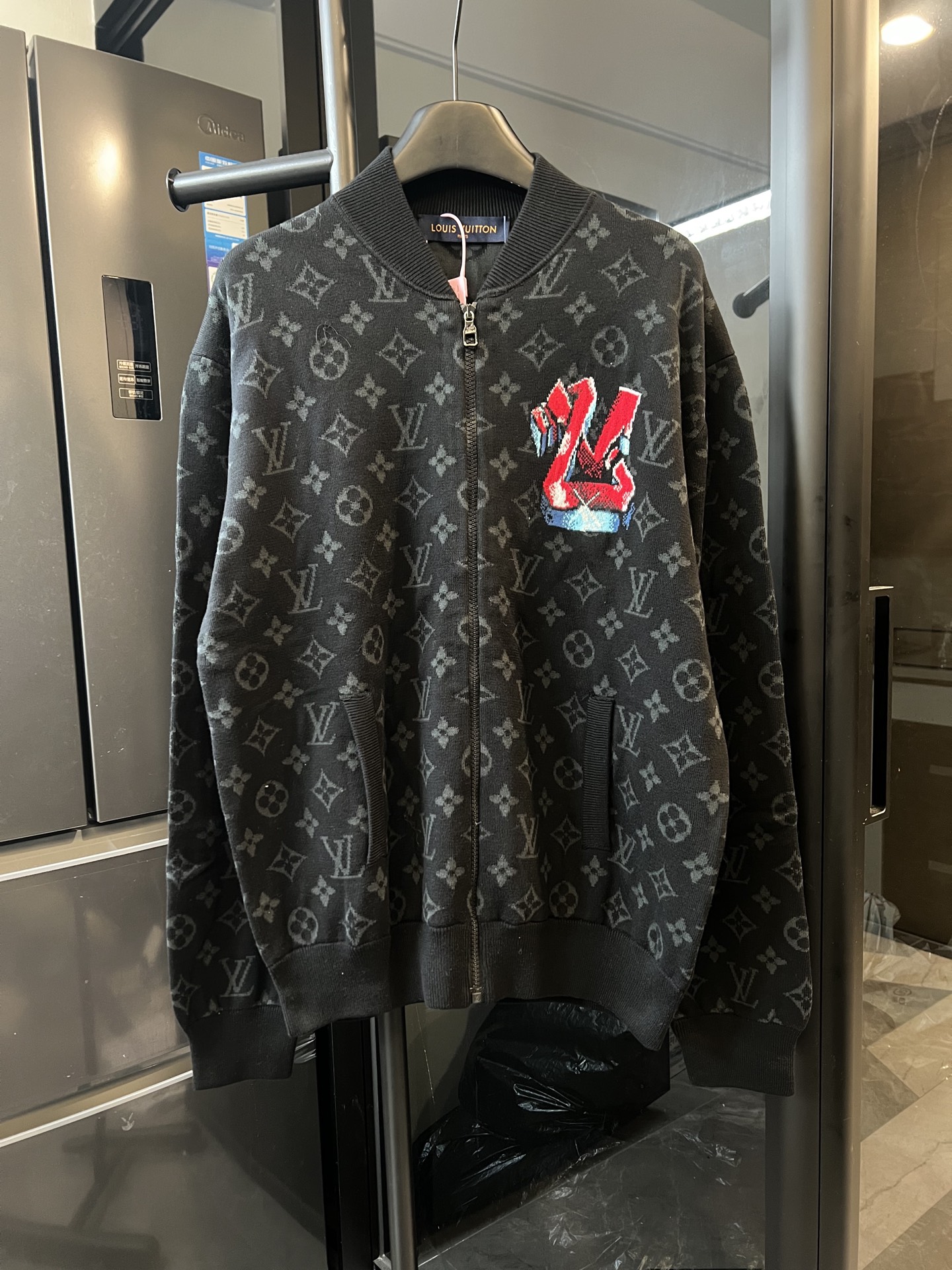 P275 [Día siguiente] Louis Vuitton/Louis 25FW nueva chaqueta con cremallera de punto de algodón jacquard con graffiti (…