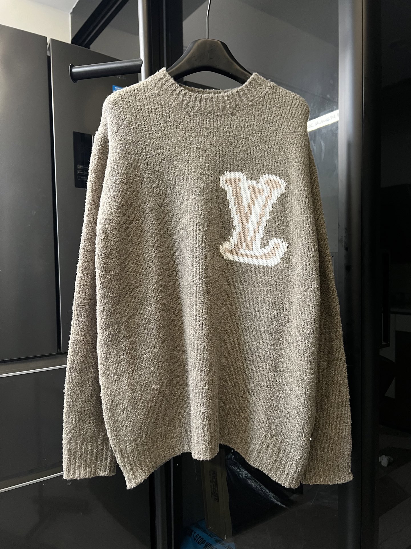 P135 [Día siguiente] Louis Vuitton/Louis 26Ss suéter con cuello redondo y logo grande en jacquard (caqui) Talla: s m l …