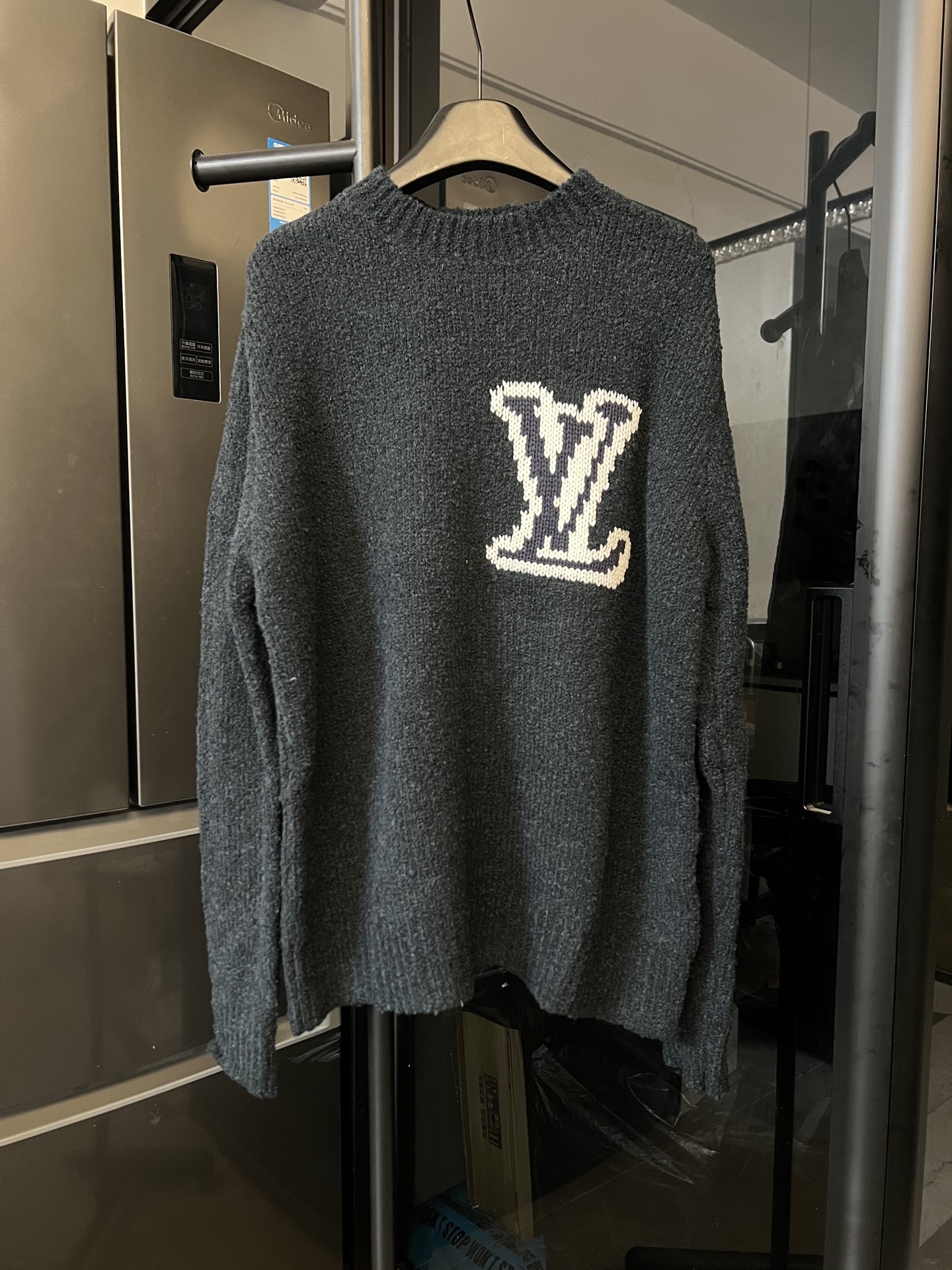 P135 [Día siguiente] Louis Vuitton/Louis 26Ss suéter con cuello redondo y logo grande en jacquard (azul marino) Talla: …