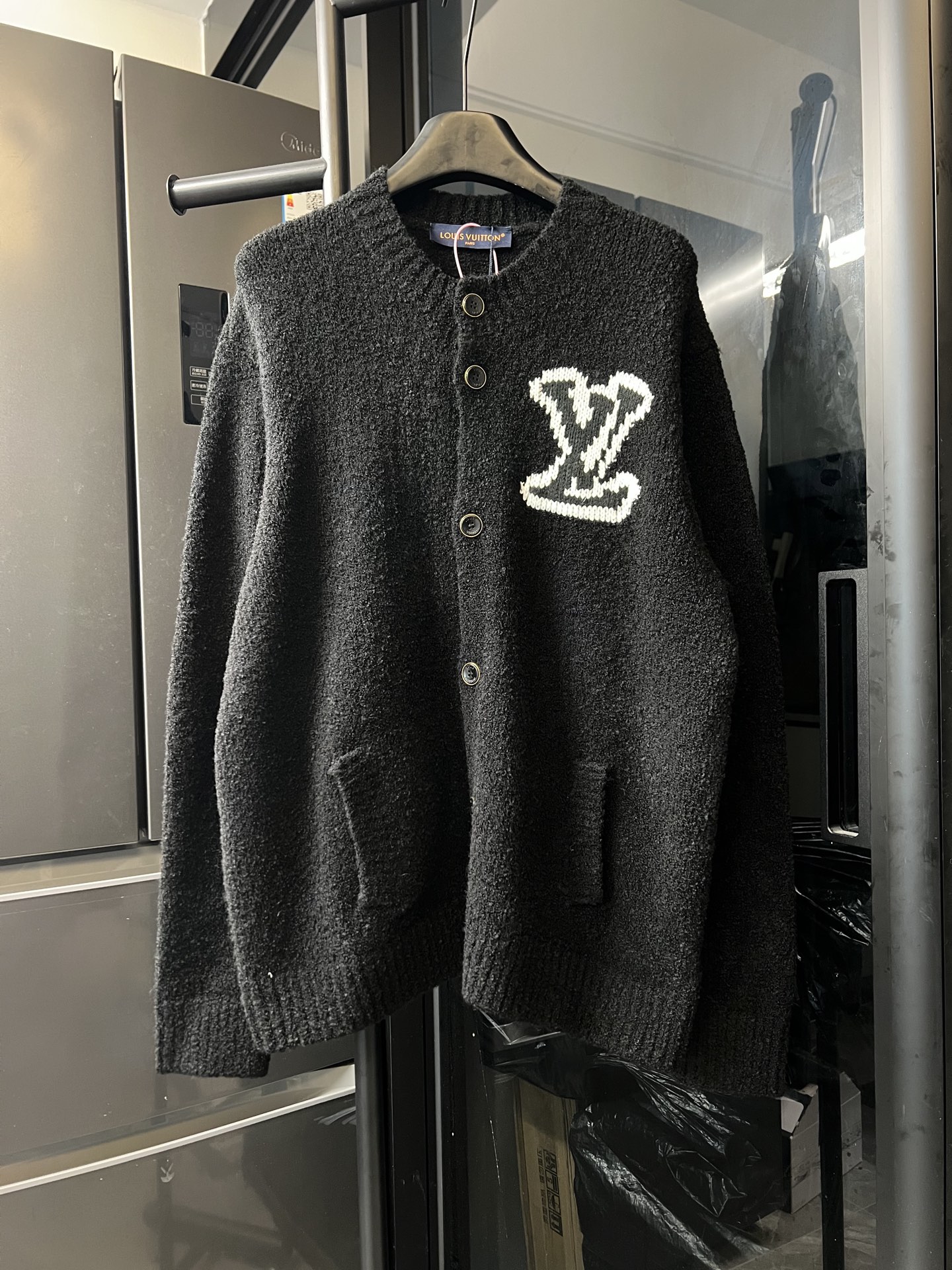 P240 Día siguiente] LOUISVUITTON/Louis 25fw chaqueta tipo cárdigan de lana de punto con logo en intarsia (negro) Este c…