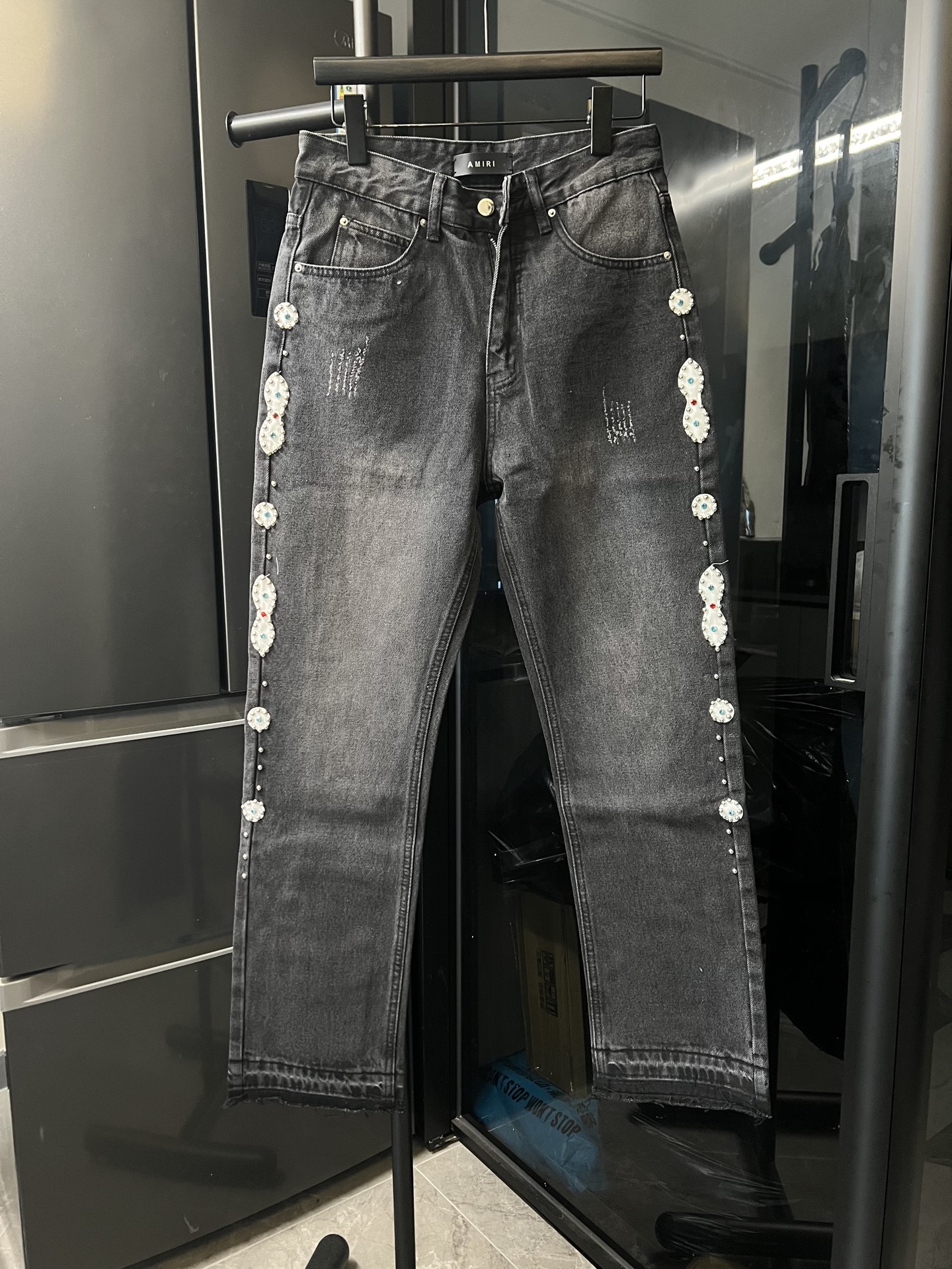 P115 [Entrega al día siguiente] AMIRI/AMY 25Ss jeans de mezclilla de corte alto con gemas laterales termoadhesivas (neg…