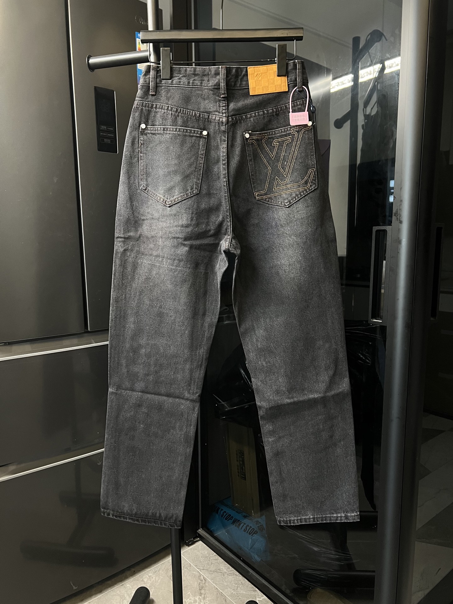 P130 [Día siguiente] 1v/Louis 25FW Jeans con logo y bolsillo bordado en la cintura con botones de perlas (negro) Tamaño…