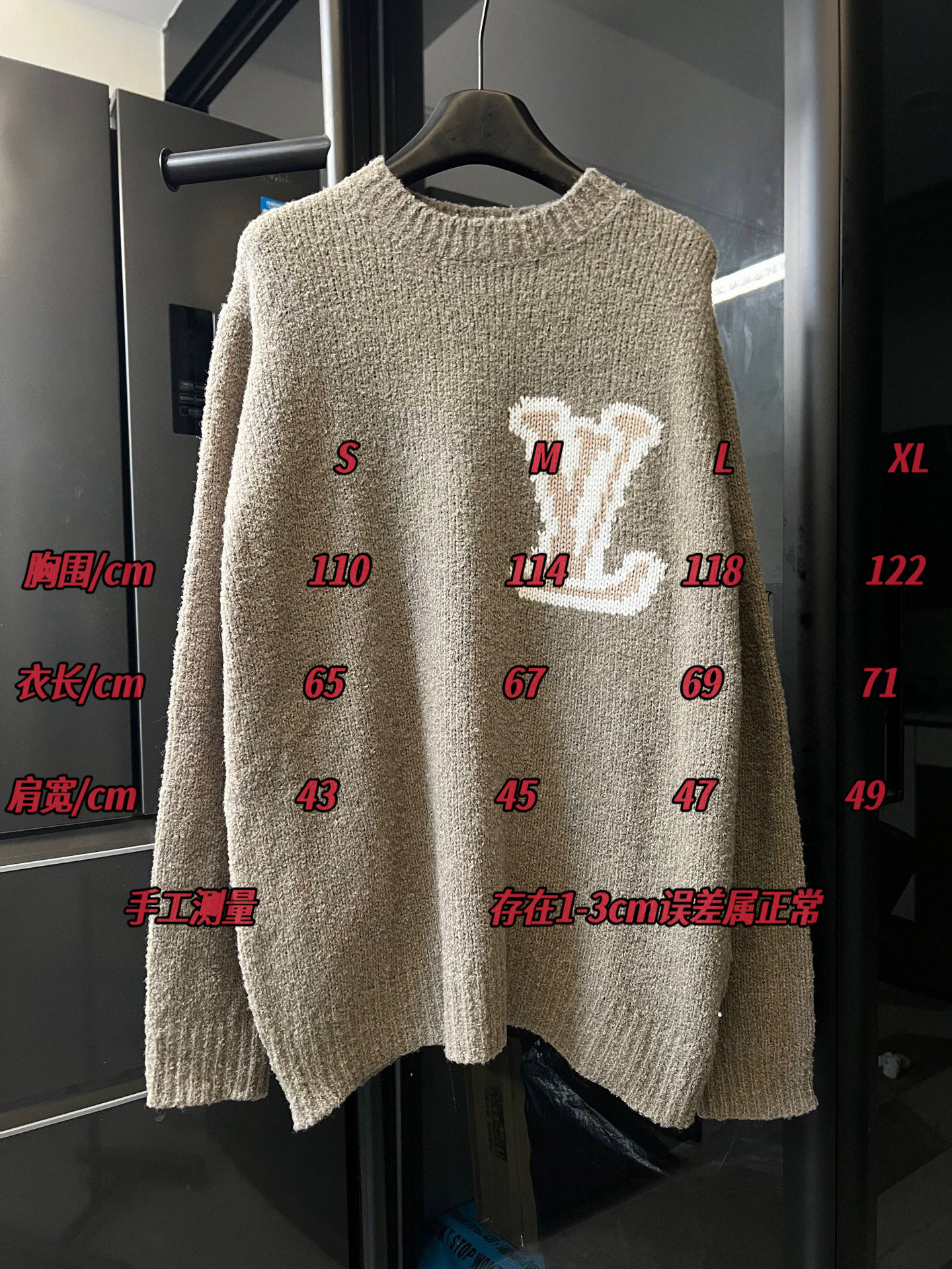 #tabla de tallas Louis Vuitton/Louis 26Ss suéter de cuello redondo con logo grande en jacquard (caqui) P135